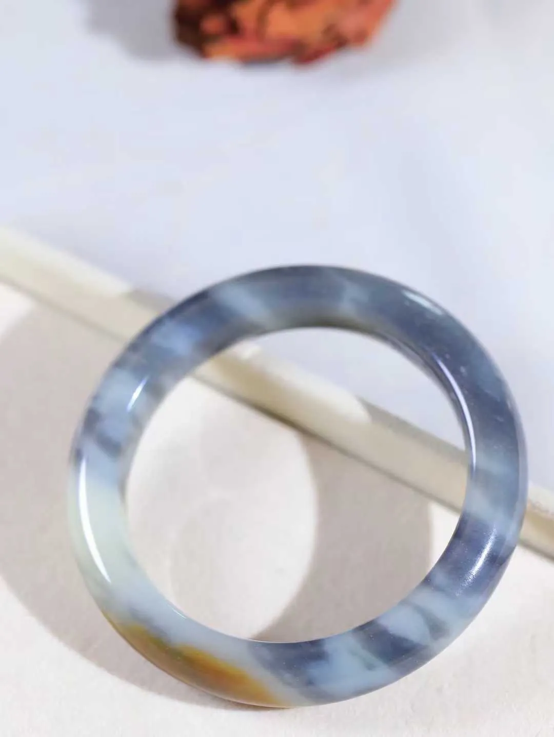 【籽.水墨风情.手镯】

新疆和田籽料青花手镯 玉质细腻饱满，镯型大气，脂感油润。青花晕染轻淌，让人