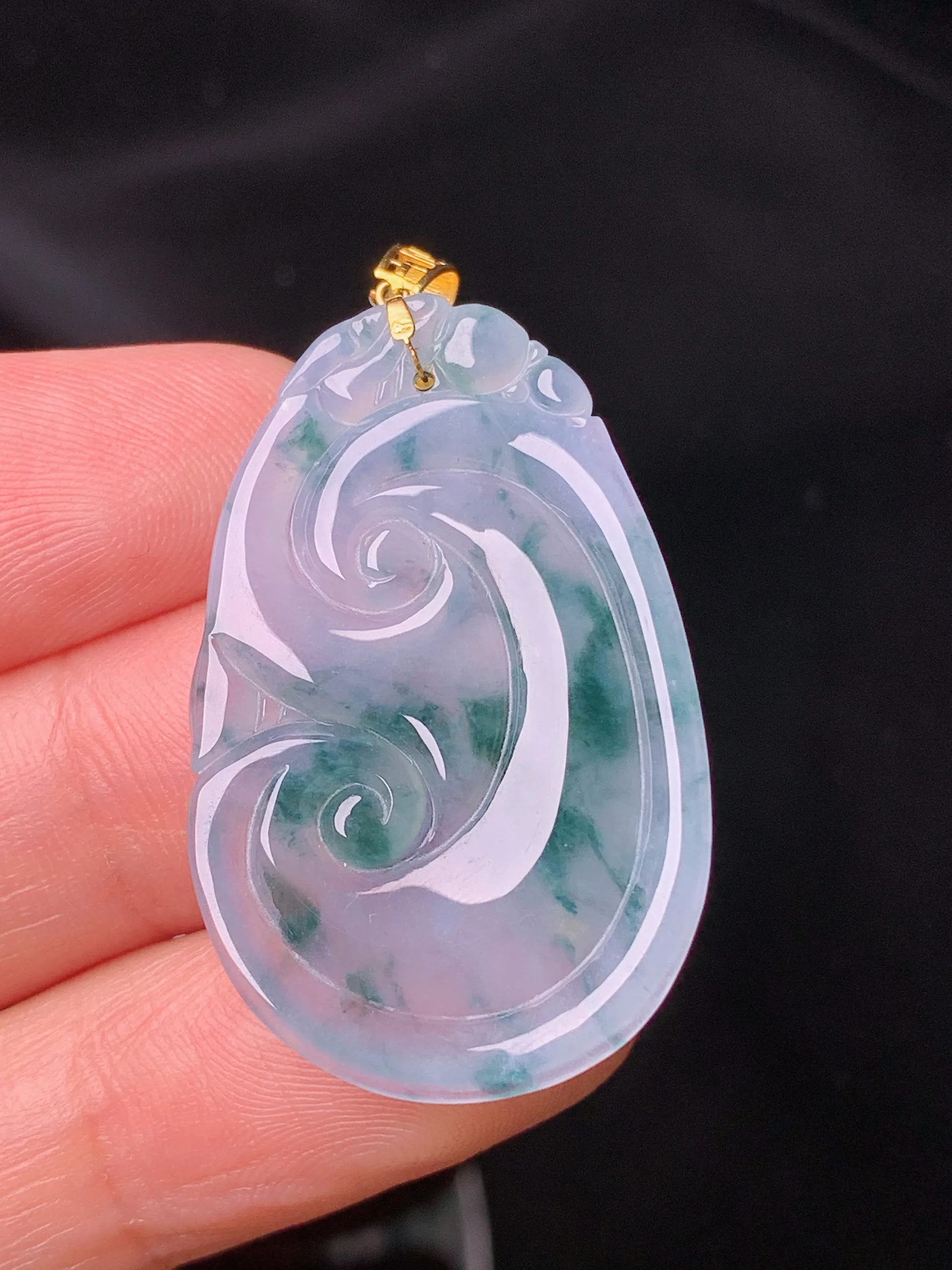 18k金镶嵌飘绿如意吊坠 玉质细腻 色泽清新艳丽 整体尺寸39*21*3.2