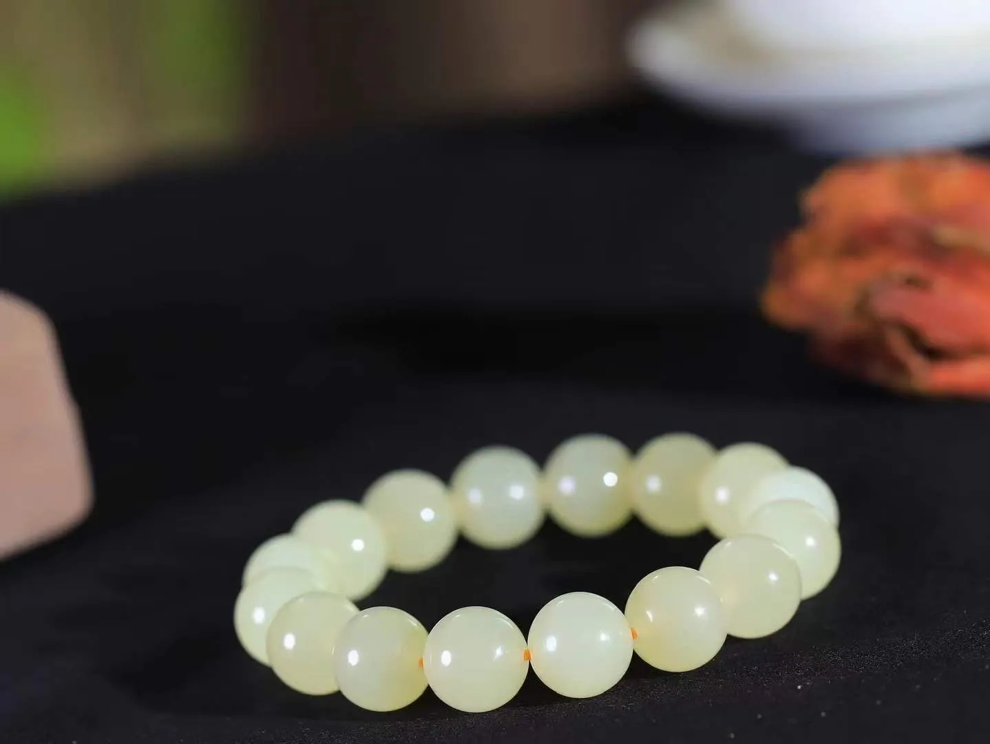 【珠圆玉润.手串】

精品和田玉蜂蜜水珠圆玉润手串 玉质温润细腻  整串打磨圆润，佩戴舒适。珠珠落玉盘，间关莺语花底滑，一生美好时光，无论身在何处，都有它相伴相守。事事顺遂，幸福美满，吉祥如意。重43.7克 尺寸取一12mm FDA-161102213