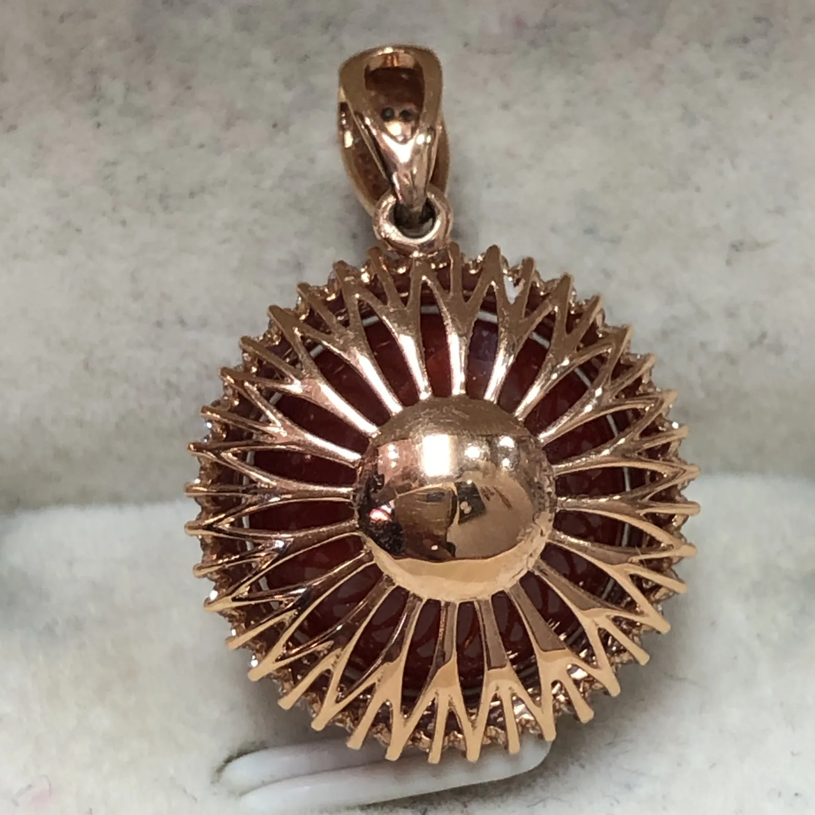 【天然牛血红珊瑚12.2mm圆珠豪气吊坠】传承佩戴收藏！天然无添加，无优化，日本阿卡材料，颜色赤血牛血红色，18k金双层钻石满钻镶嵌，吊坠裸石尺寸12.2*12.2mm，整体尺寸23.8*16.2*13.2mm，重量为4.53克。没有白芯没有虫眼！