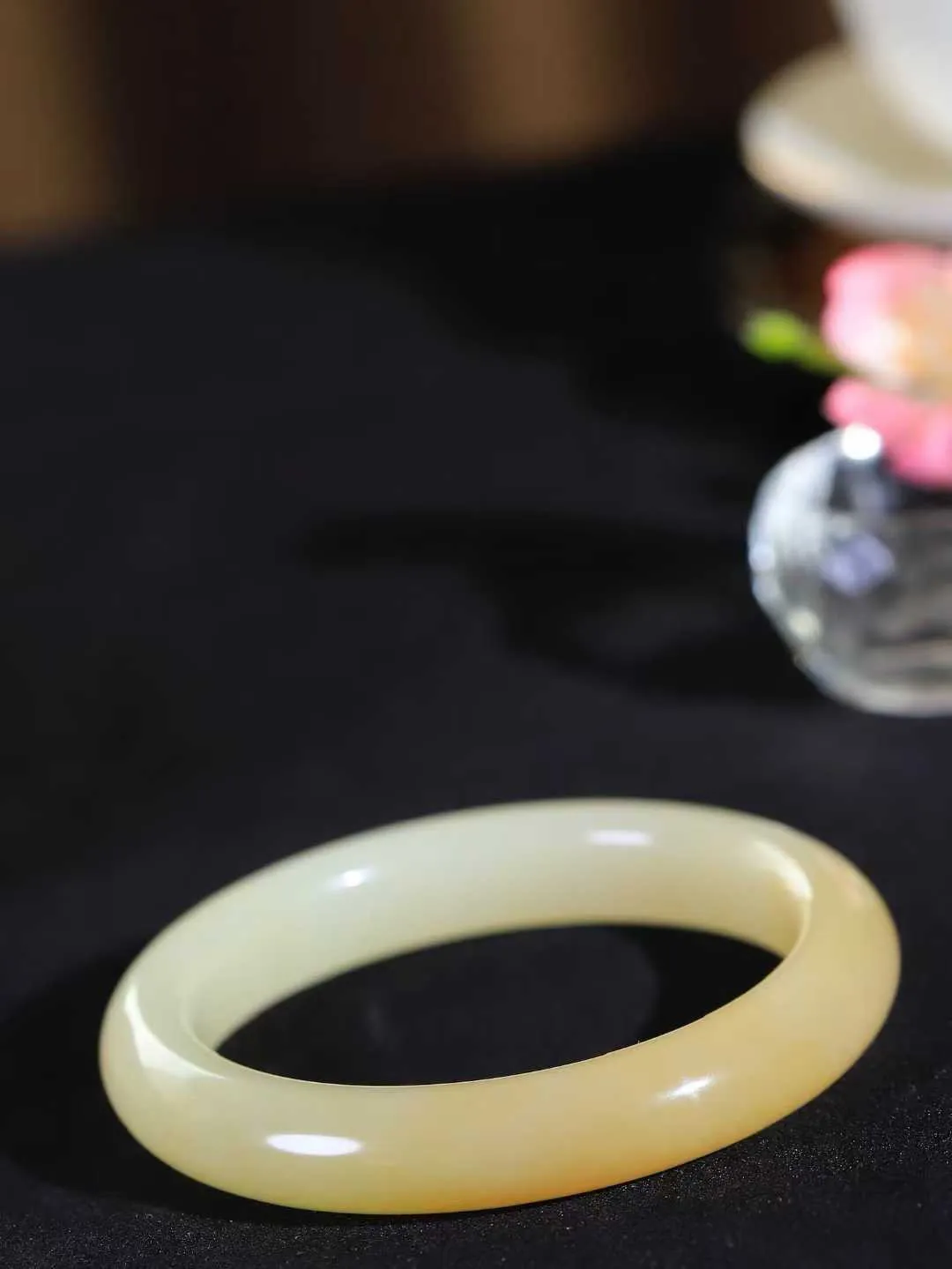 【一见钟情·手镯】

精品和田玉糖白玉手镯。镯型饱满，温润细腻，脂润沁香。️执一卷书，沏一盏