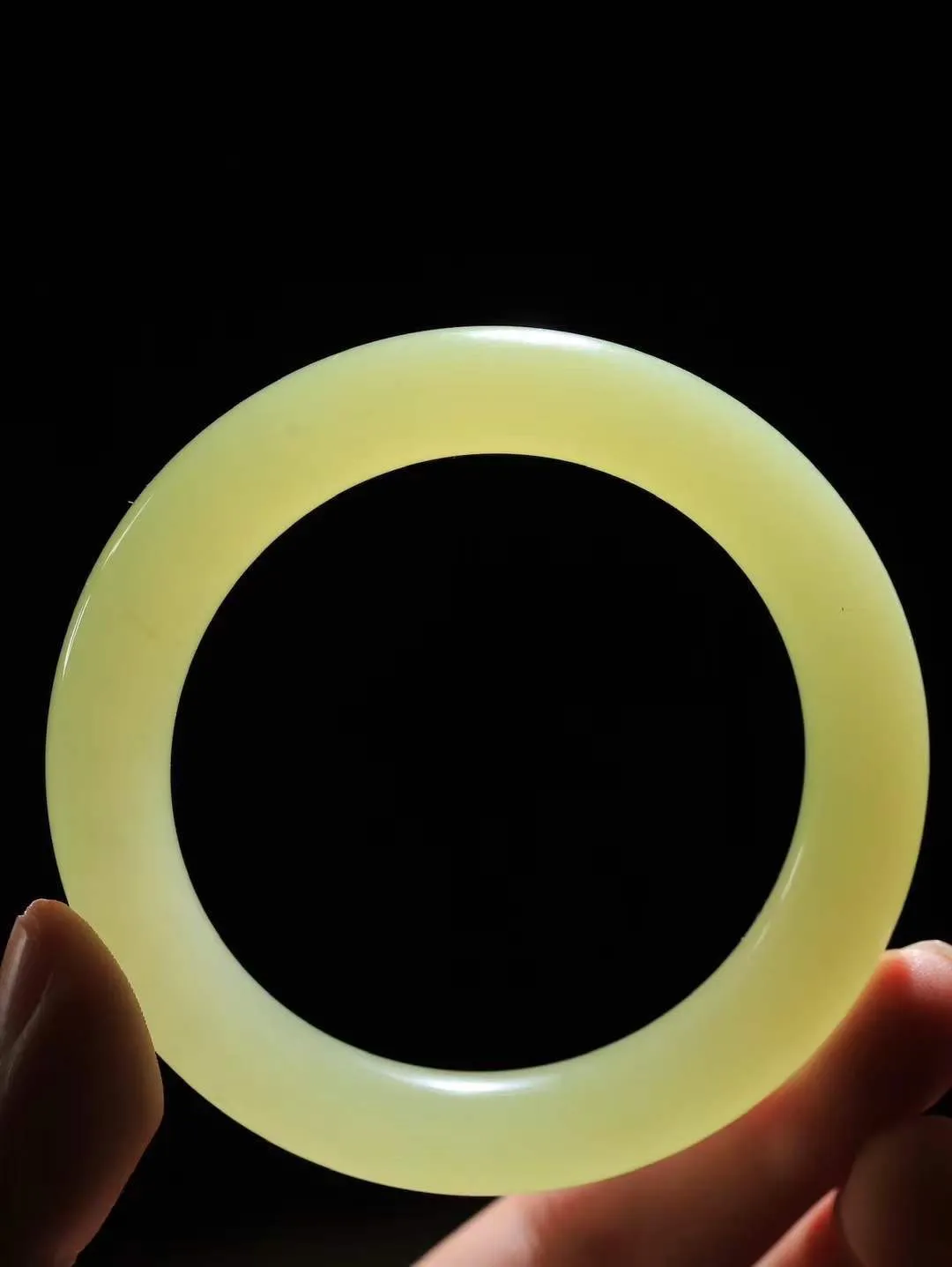 [温润如玉.手镯]

收藏级臻品️和田玉黄口圆条手镯。玉质温润细腻 油性十足 手感舒适，高华雅逸，线条流畅，简约大气，美自天成，素雅高贵。佩戴于腕间，婉约之美，举手投足间透出那份低调奢华。重62.7克 内径56mm尺寸11.2-11mm FDA-121172297