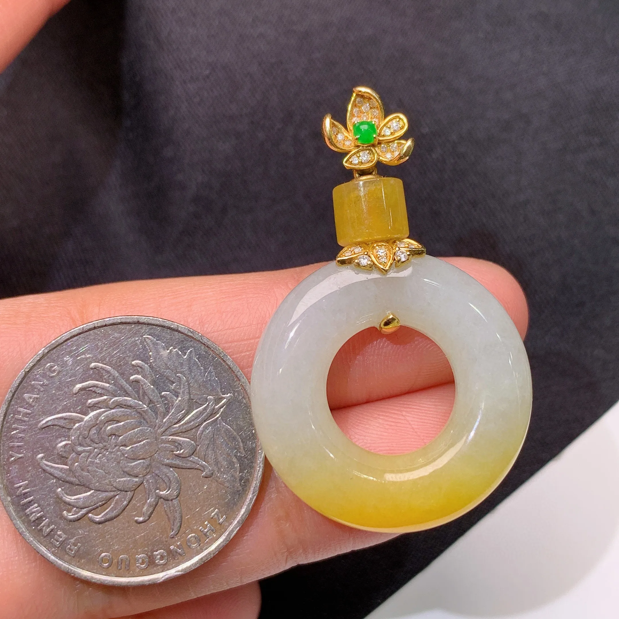 冰黄翡甜甜圈吊坠，18k金镶嵌，色泽鲜艳，水色超佳 整体尺寸39.7*25.7*5.9