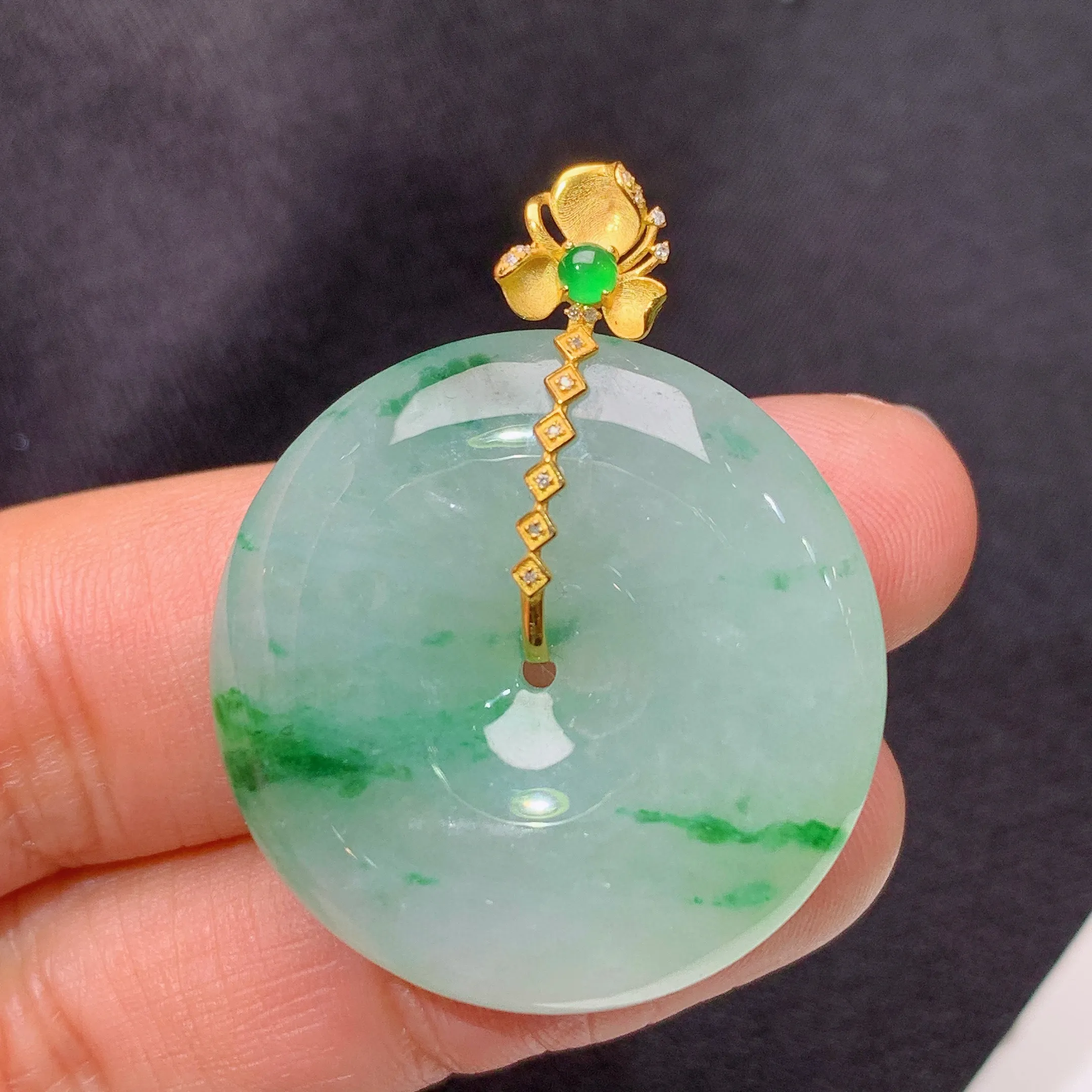 冰飘绿平安扣吊坠，18k金镶嵌，冰润细腻，种水足，整体尺寸35.1*28.2*6.5