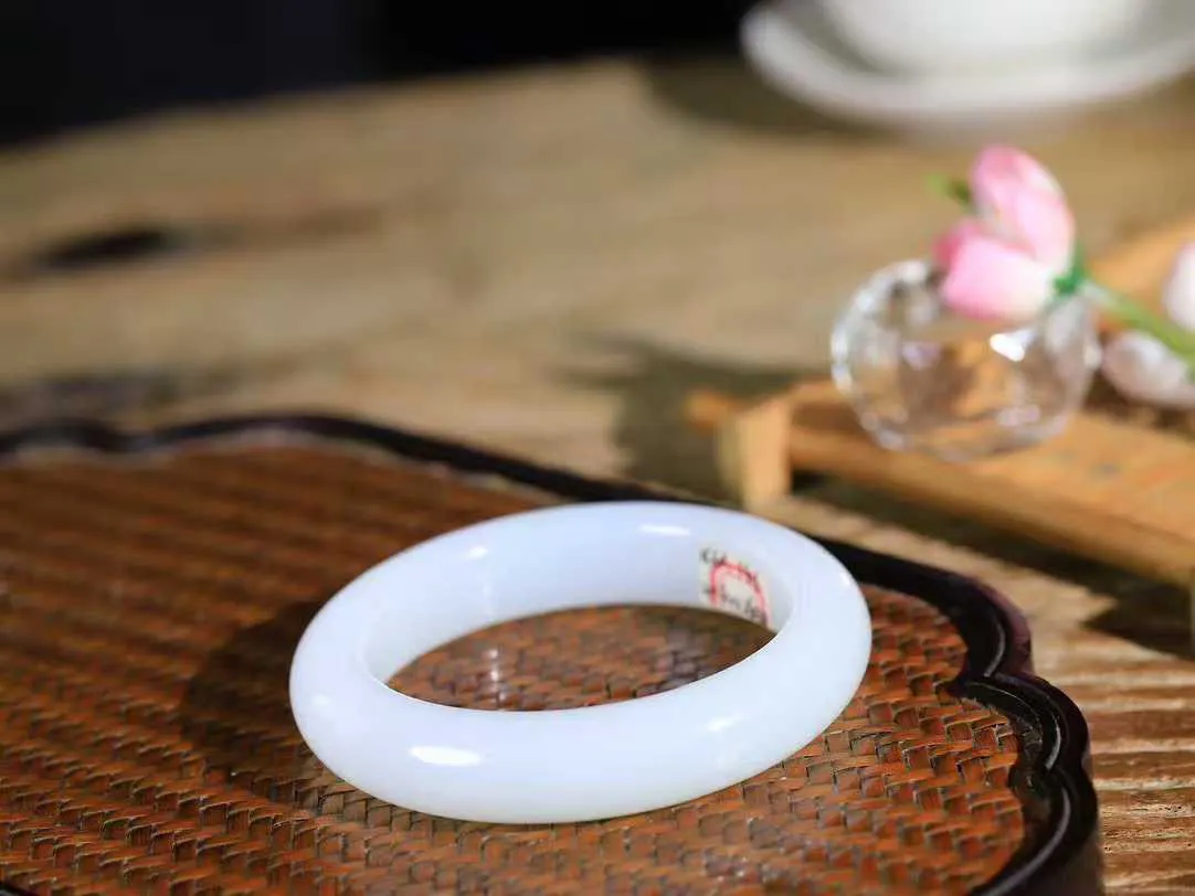 【腕间柔情.手镯】   

收藏级️和田玉白玉手镯 玉质温润细腻 油性十足 古朴秀雅 轻抚岁月的栏