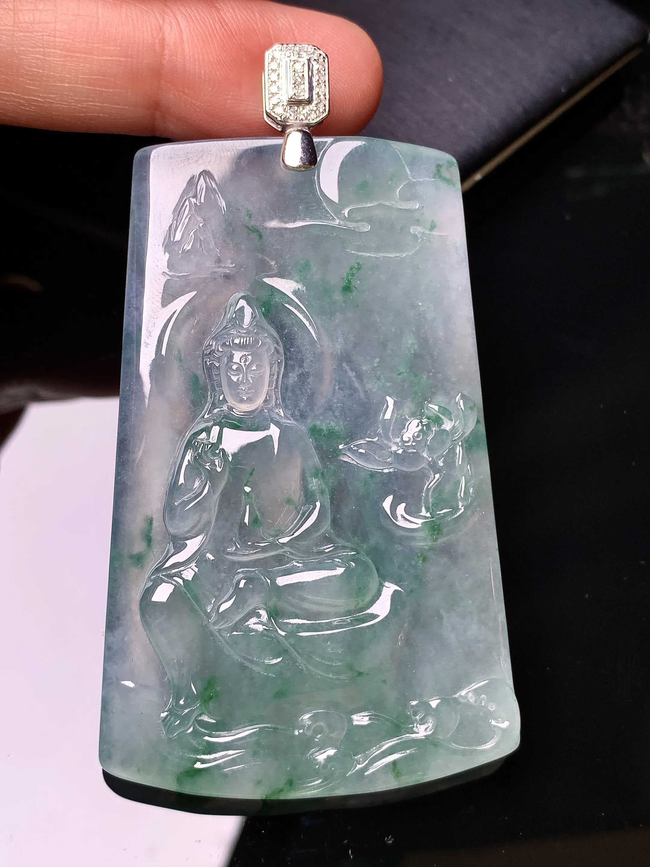 18k金钻镶嵌冰种飘绿观音菩萨吊坠 玉质细腻 色泽清新艳丽 整体尺寸71.6*39.8*5
