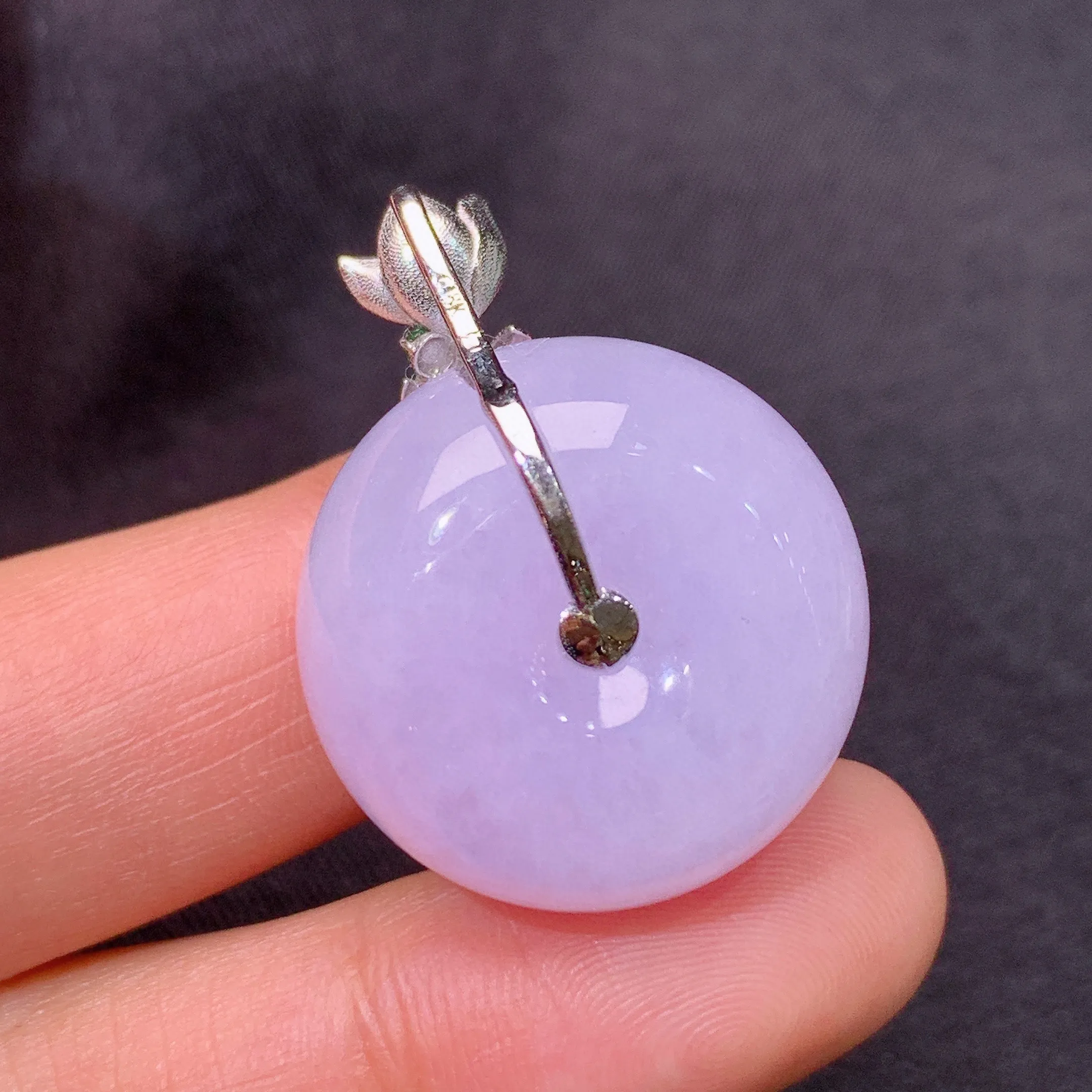 冰紫罗兰平安扣吊坠，18k金镶嵌，温润细腻，颜色鲜艳，整体尺寸29.2*21.8*13