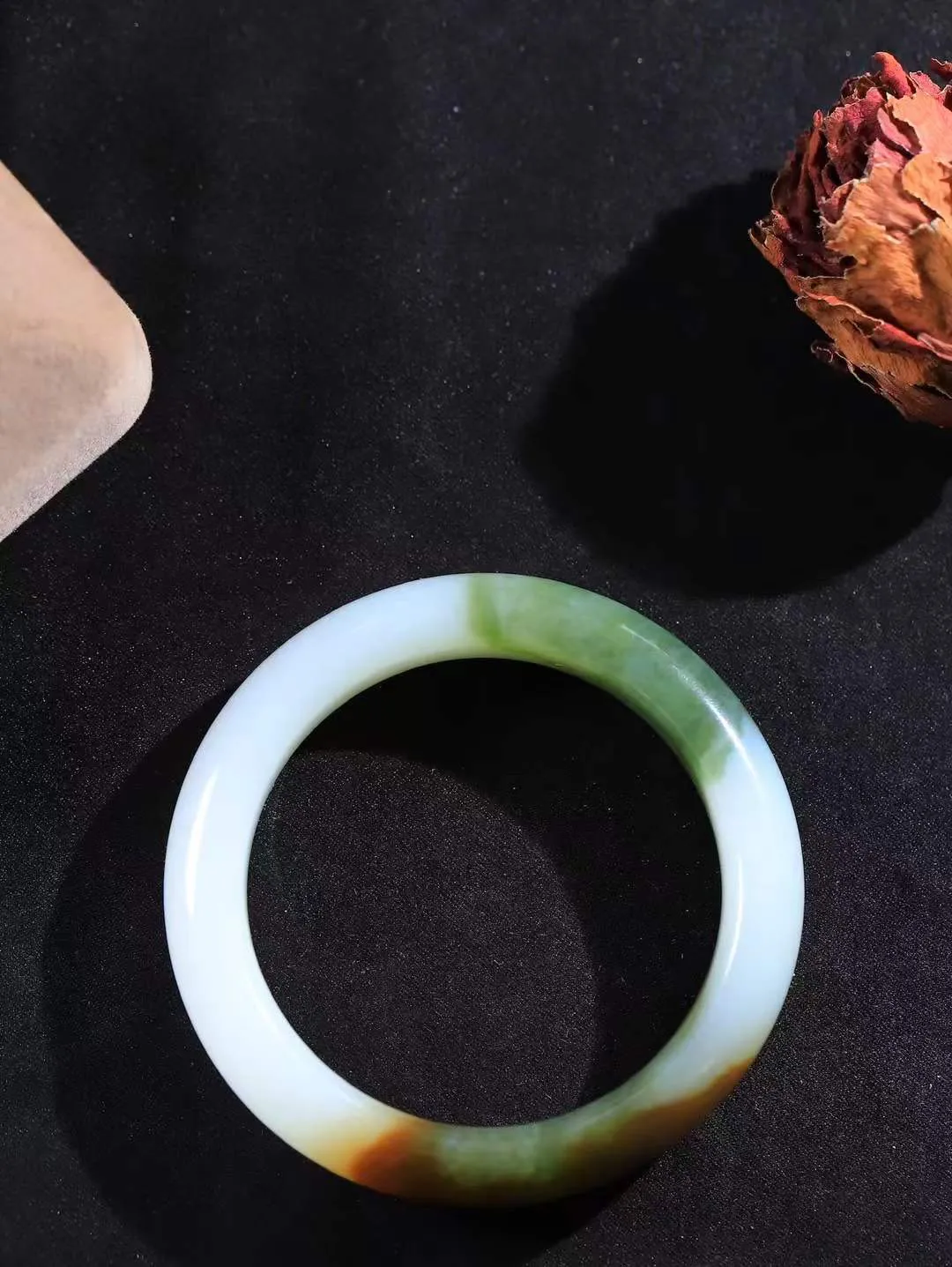 [温润如玉.手镯]

收藏级臻品️和田玉三色手镯。玉质温润细腻 油性十足 手感舒适，高华雅逸，线条流畅，简约大气，美自天成，素雅高贵。佩戴于腕间，婉约之美，举手投足间透出那份低调奢华。重62.7克 内径55.5mm尺寸13.3-9.4mm 781152214A