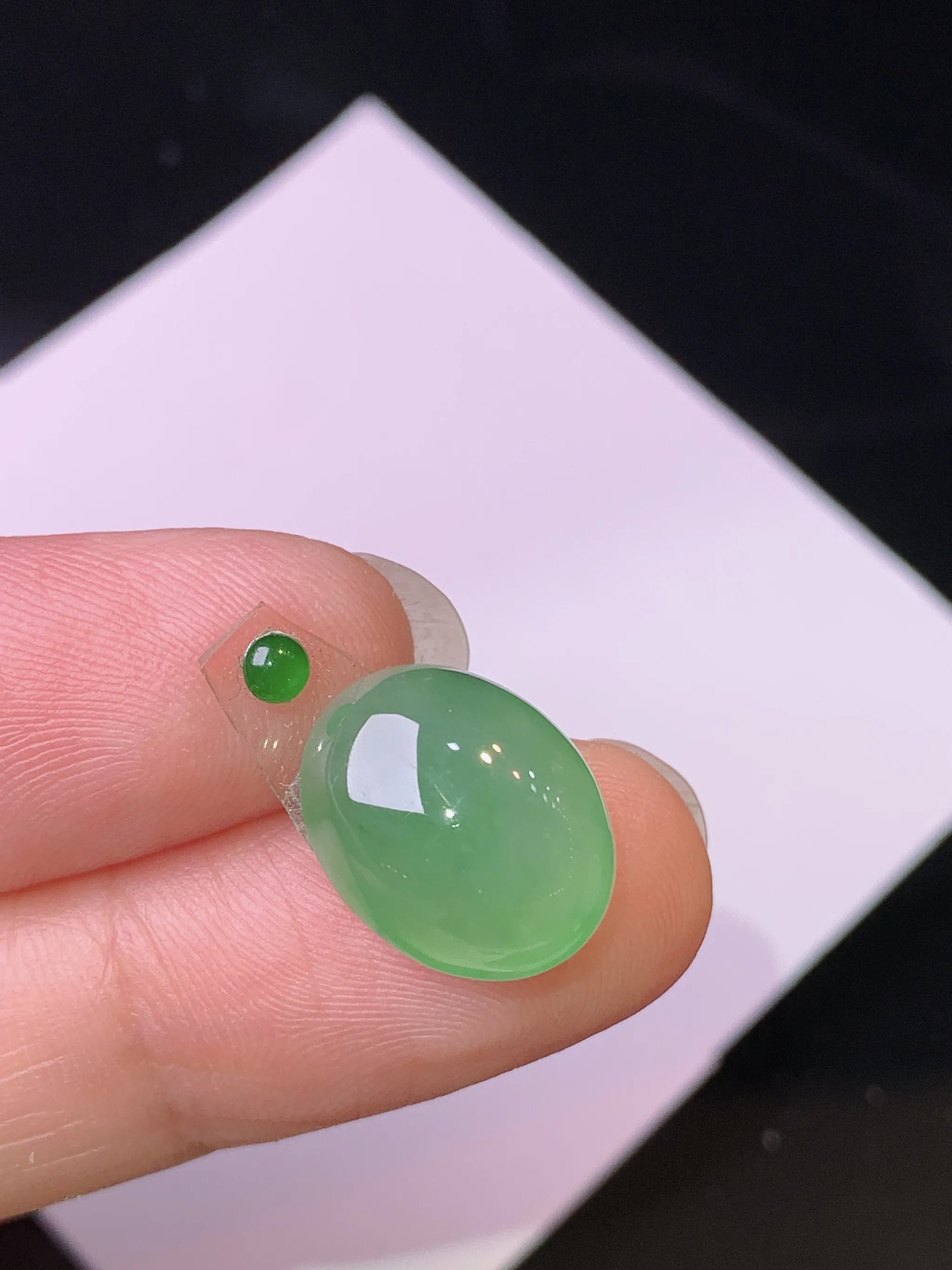 镶嵌款 浅绿蛋面吊坠 玉质细腻 色泽清新艳丽 整体尺寸13.5*10.8*7