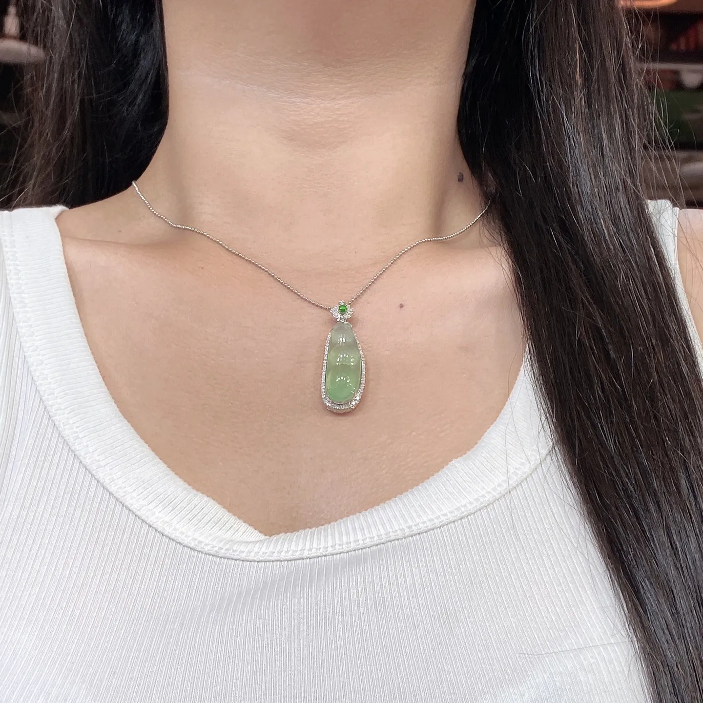 冰种晴绿福豆吊坠 尺寸42.2-13.9-10.4毫米