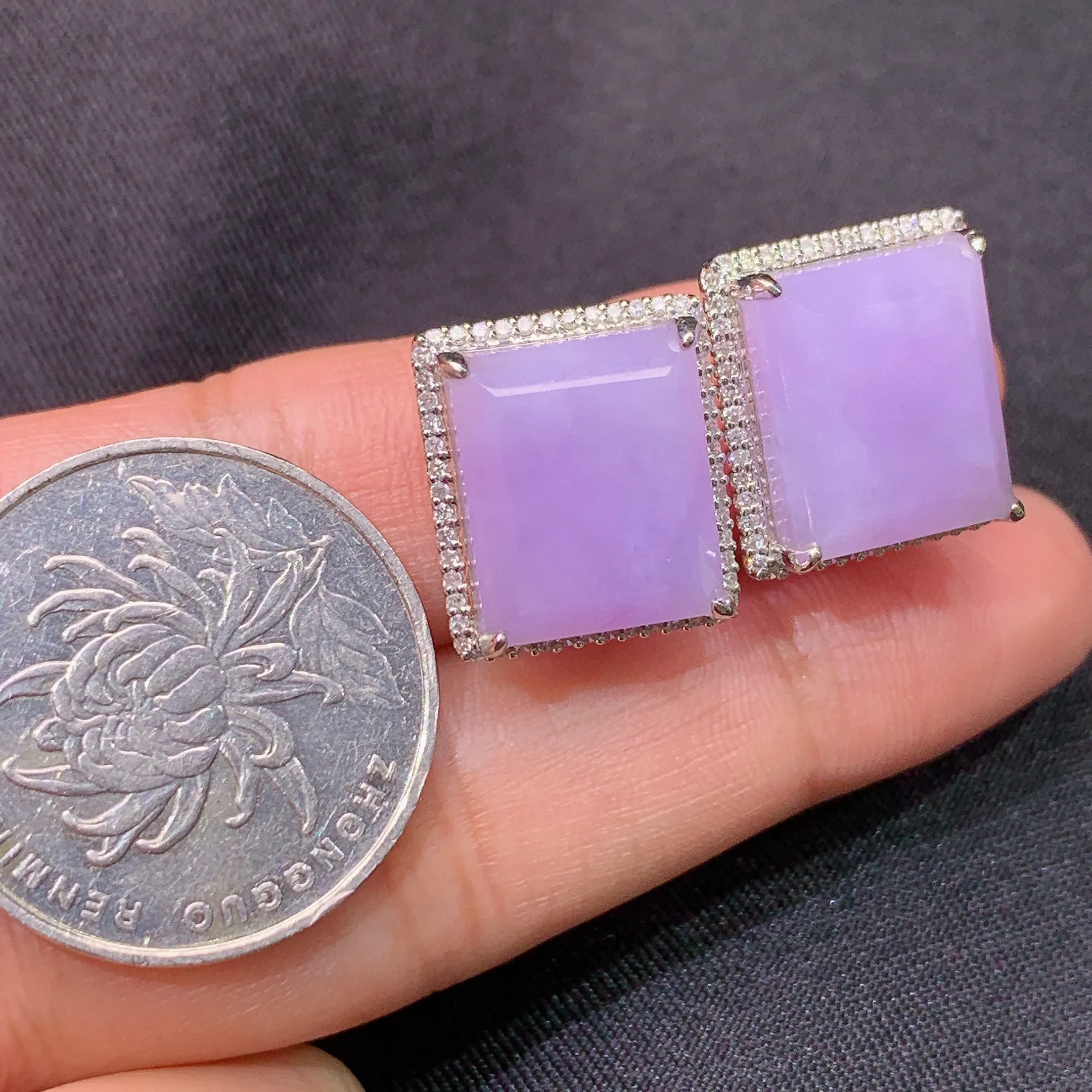 冰紫罗兰马鞍耳扣，18k金镶嵌，温润细腻，颜色鲜艳，裸石尺寸12.9*10.7*3.6