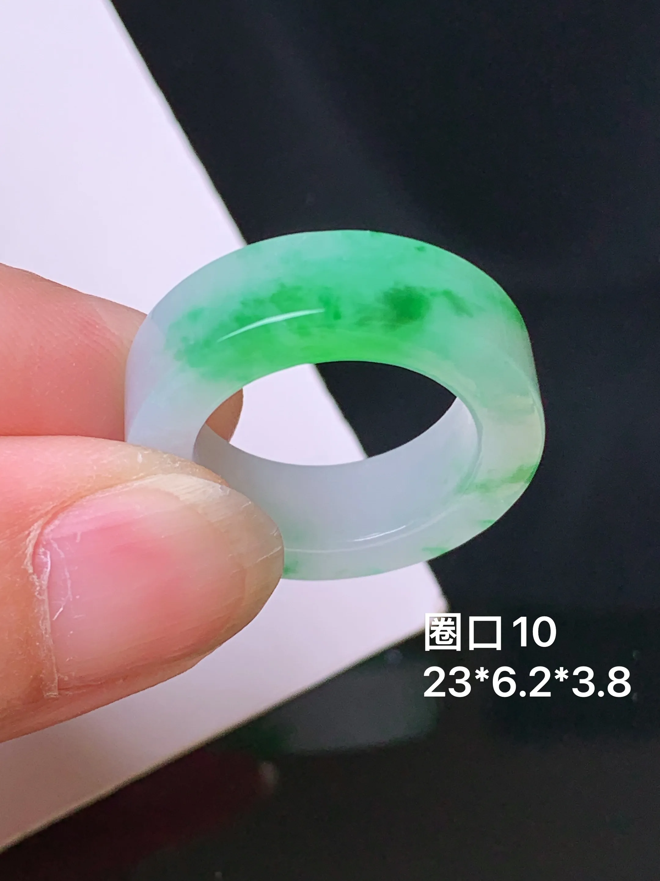 飘绿指环 玉质细腻 色泽清新艳丽 圈口10 整体尺寸23*6.2*3.8