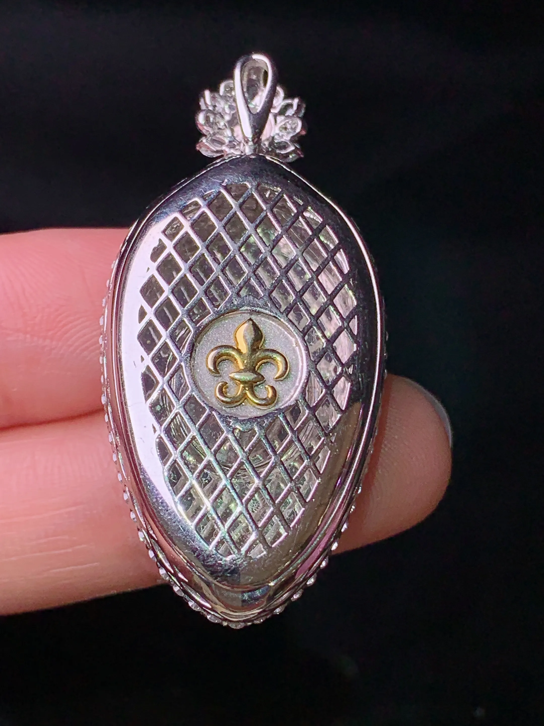 18k金钻镶嵌翠绿福瓜吊坠 玉质细腻 色泽清新艳丽 整体尺寸43.8*20.7*10.3