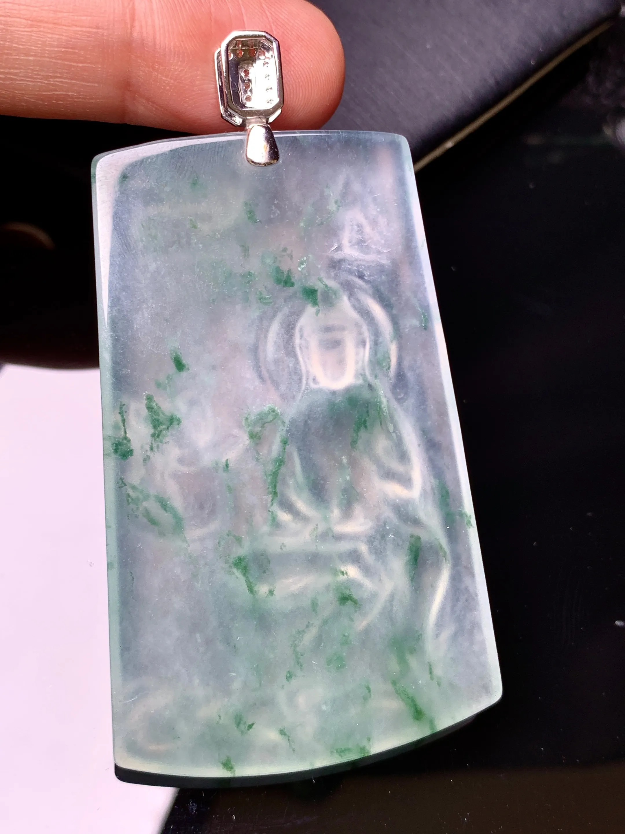 18k金钻镶嵌冰种飘绿观音菩萨吊坠 玉质细腻 色泽清新艳丽 整体尺寸71.6*39.8*5