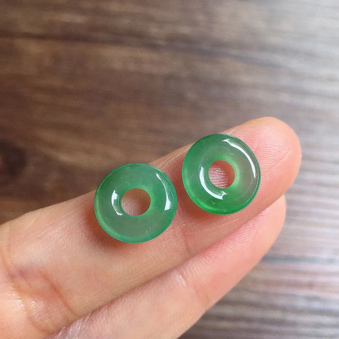 冰晴底甜甜圈一对，镶嵌佳品，冰润细腻，种水足，整体尺寸11.3*2.6