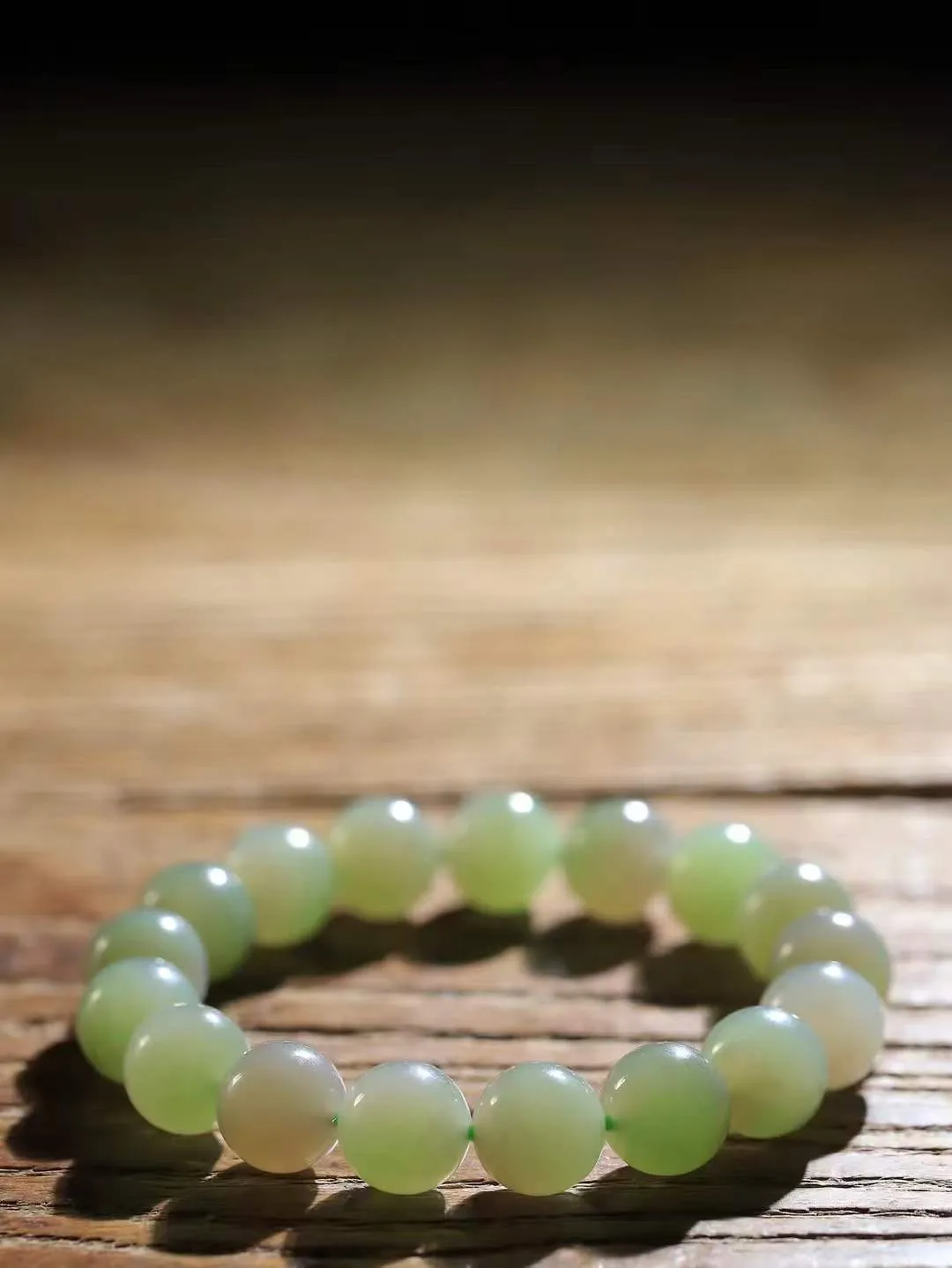 【珠圆玉润.手串】

精品和田玉三色珠圆玉润手串 玉质温润细腻  整串打磨圆润，佩戴舒适。珠珠落玉盘，间关莺语花底滑，一生美好时光，无论身在何处，都有它相伴相守。事事顺遂，幸福美满，吉祥如意。重35.7克 尺寸取一11mm FDA-161102213