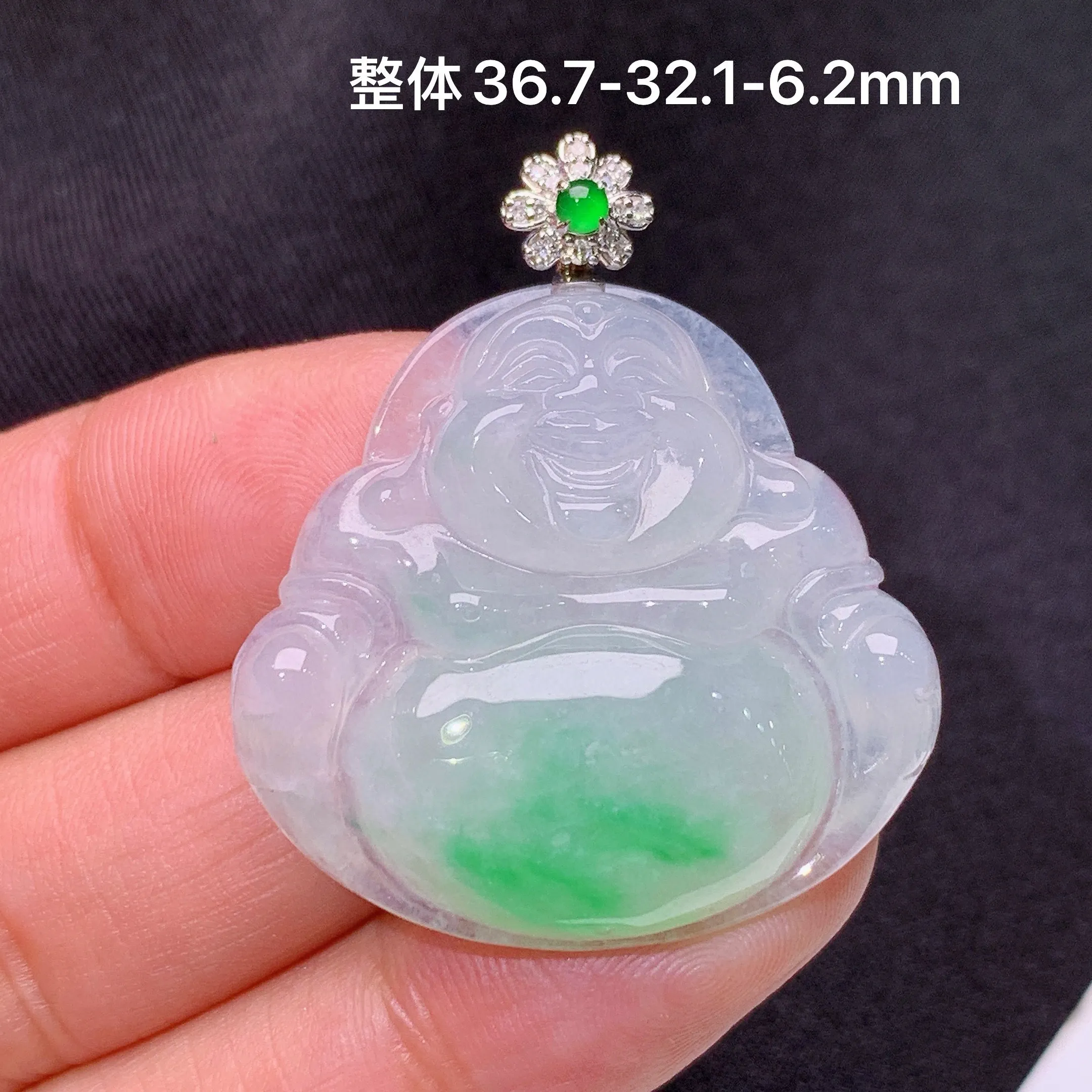 冰飘绿笑佛吊坠，18k金镶嵌，冰润细腻，品相饱满，种水足，整体尺寸36.7*32.1*6.2