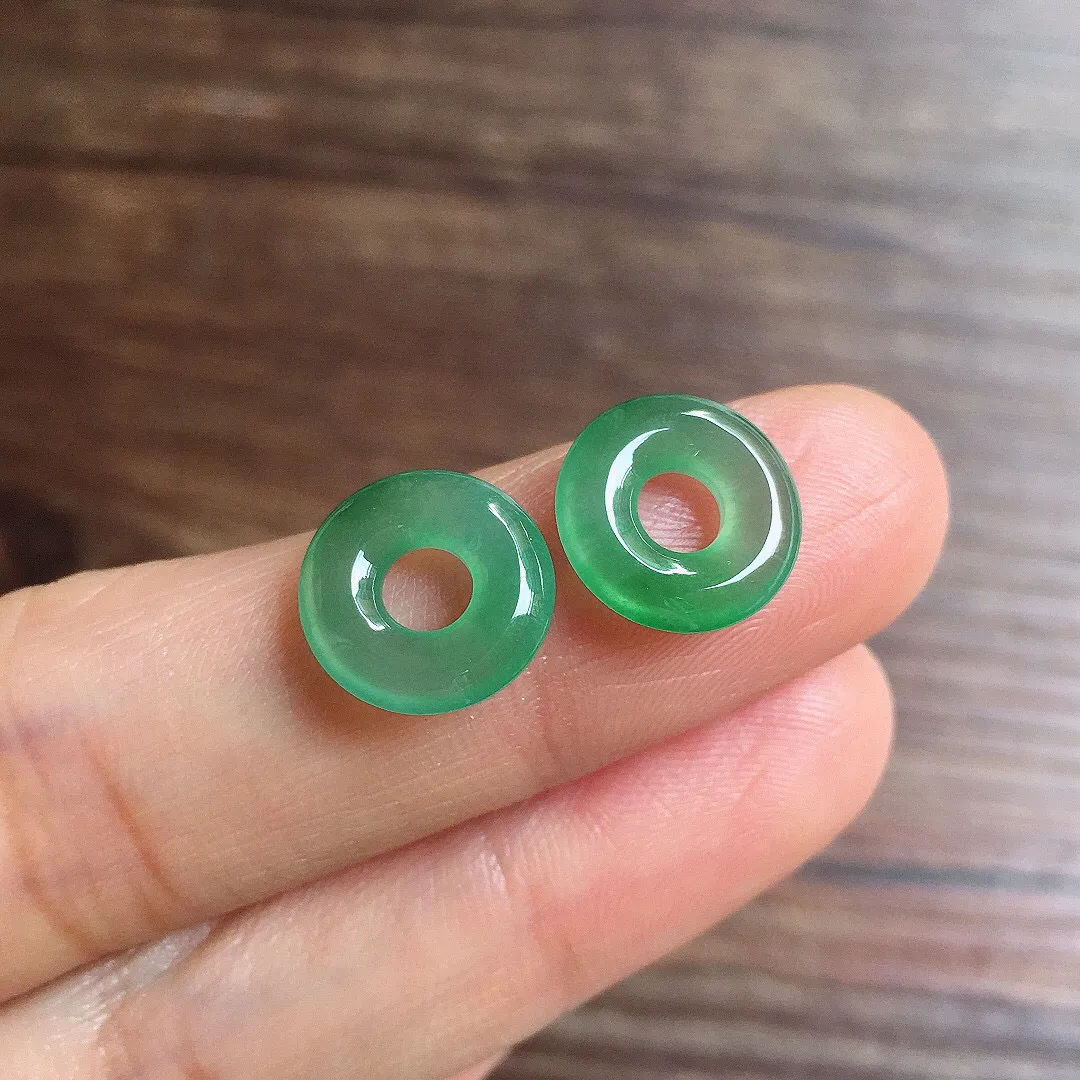 冰晴底甜甜圈一对，镶嵌佳品，冰润细腻，种水足，整体尺寸11.3*2.6