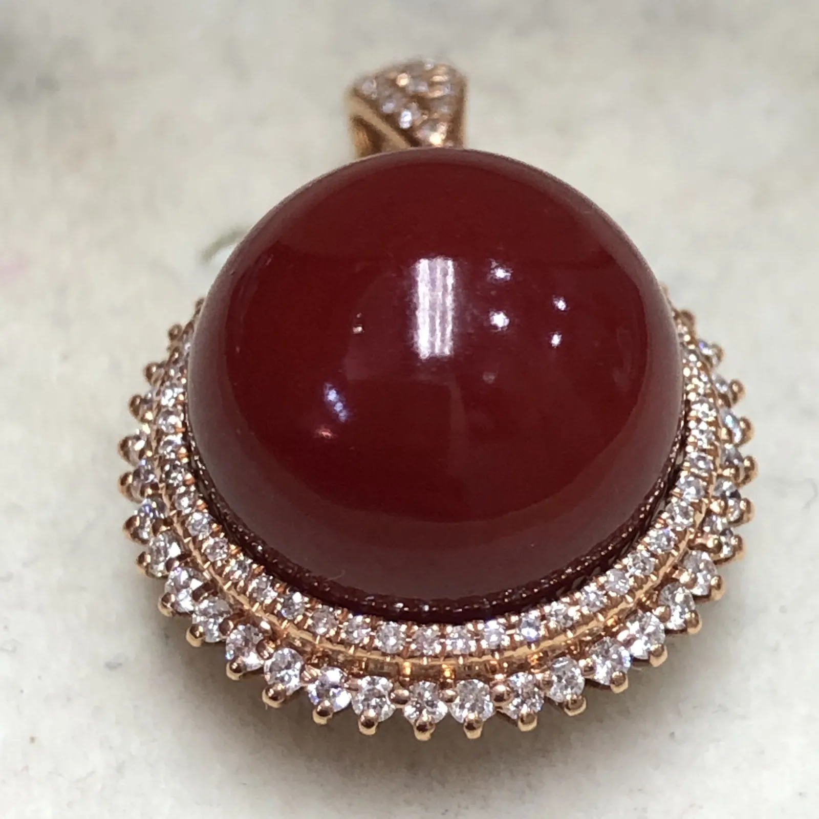 【天然牛血红珊瑚12.2mm圆珠豪气吊坠】传承佩戴收藏！天然无添加，无优化，日本阿卡材料，颜色赤血牛血红色，18k金双层钻石满钻镶嵌，吊坠裸石尺寸12.2*12.2mm，整体尺寸23.8*16.2*13.2mm，重量为4.53克。没有白芯没有虫眼！