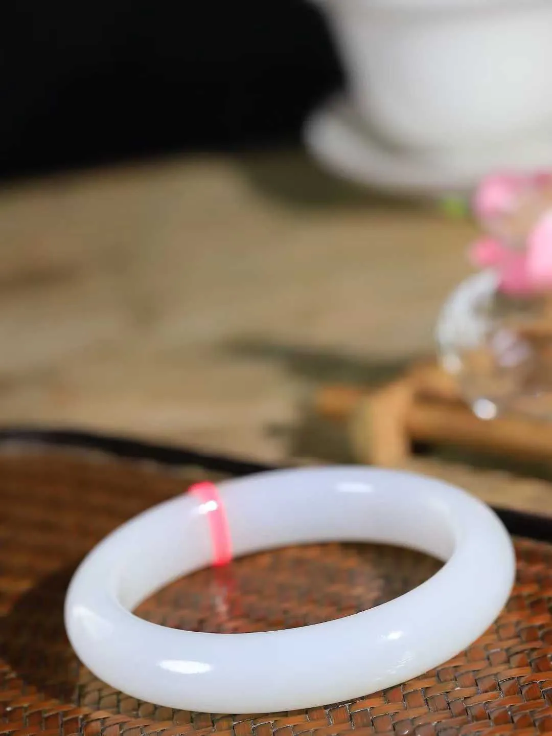 【花样年华·手镯】

精品和田玉白玉手镯，质地油润细腻，色泽高贵典雅，镯型古朴典雅。在诗情画意的雨巷