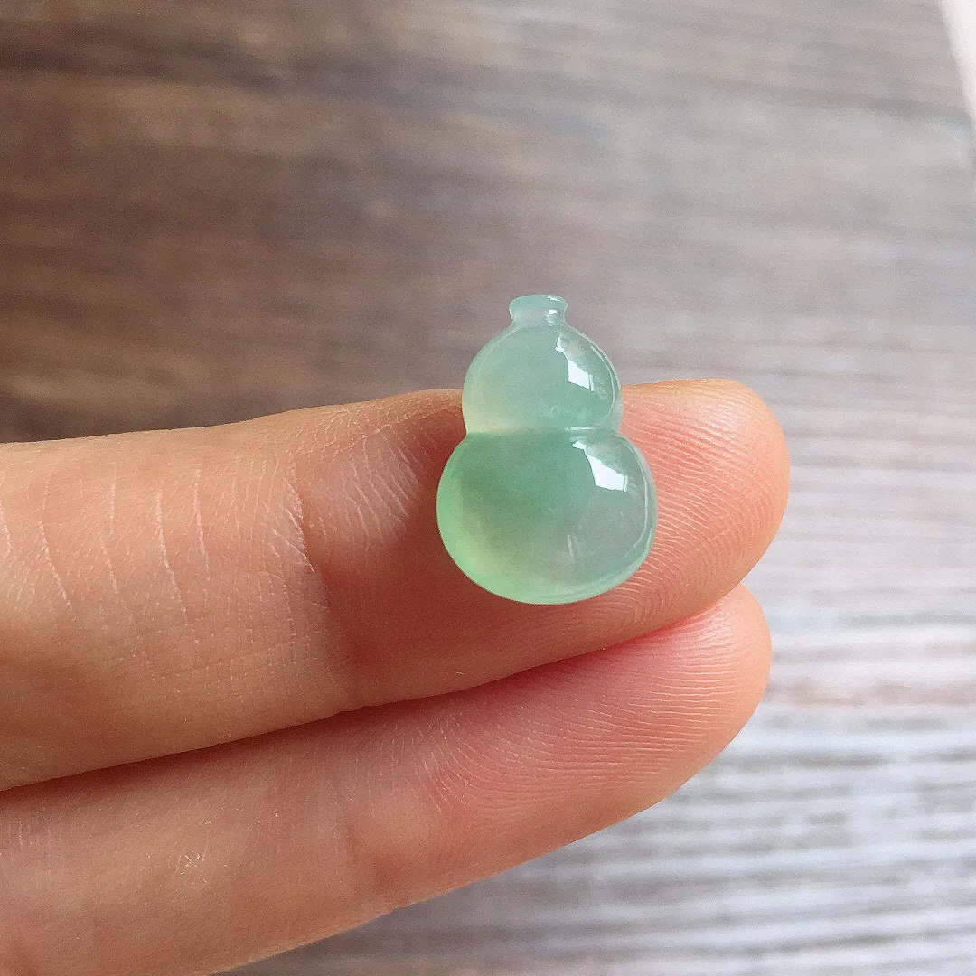 镶嵌款 冰晴底葫芦，冰润饱满，玉质细腻，种水足，整体尺寸14*10.2*4.7