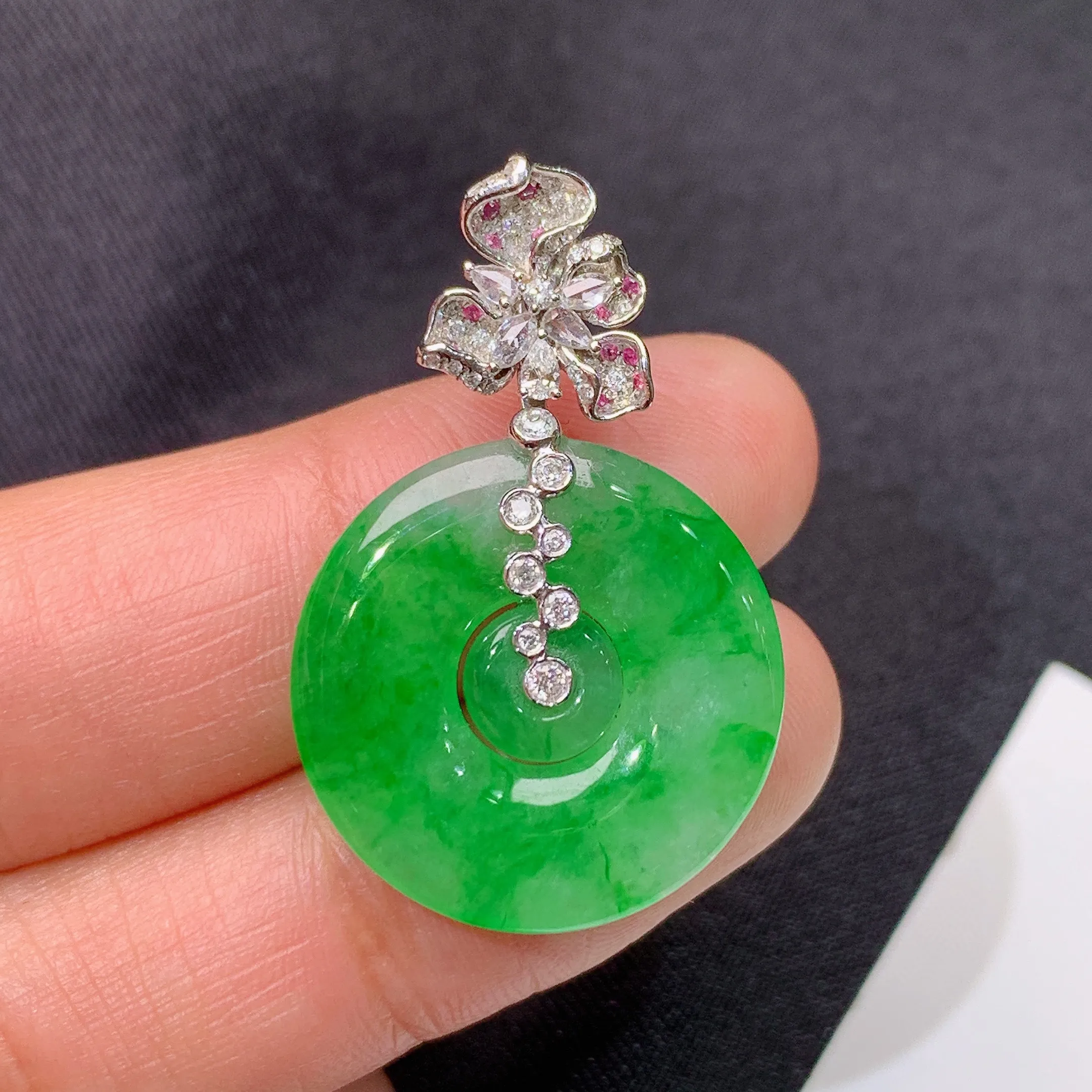 冰飘绿子母扣吊坠，18k金镶嵌，冰润色阳，玉质细腻，种水足，整体尺寸32.7*20.9*3.1