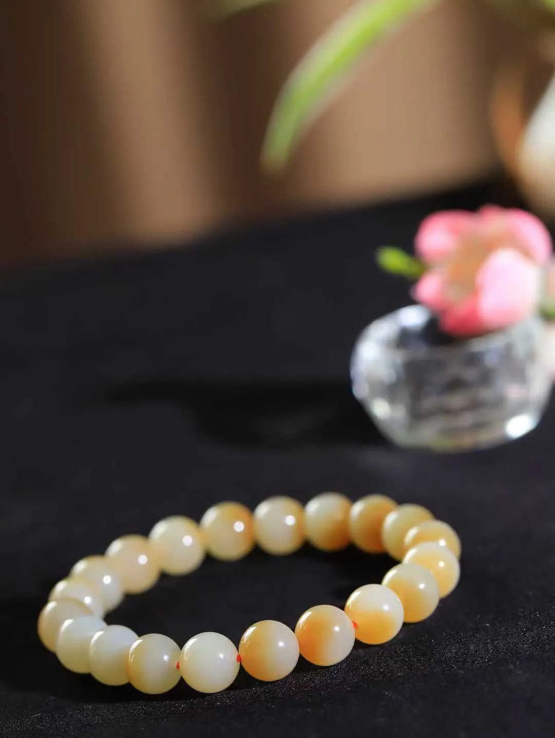 【珠圆玉润.手串】

新疆和田且末料糖白玉珠圆玉润手串 玉质温润细腻  整串打磨圆润，佩戴舒适。珠珠