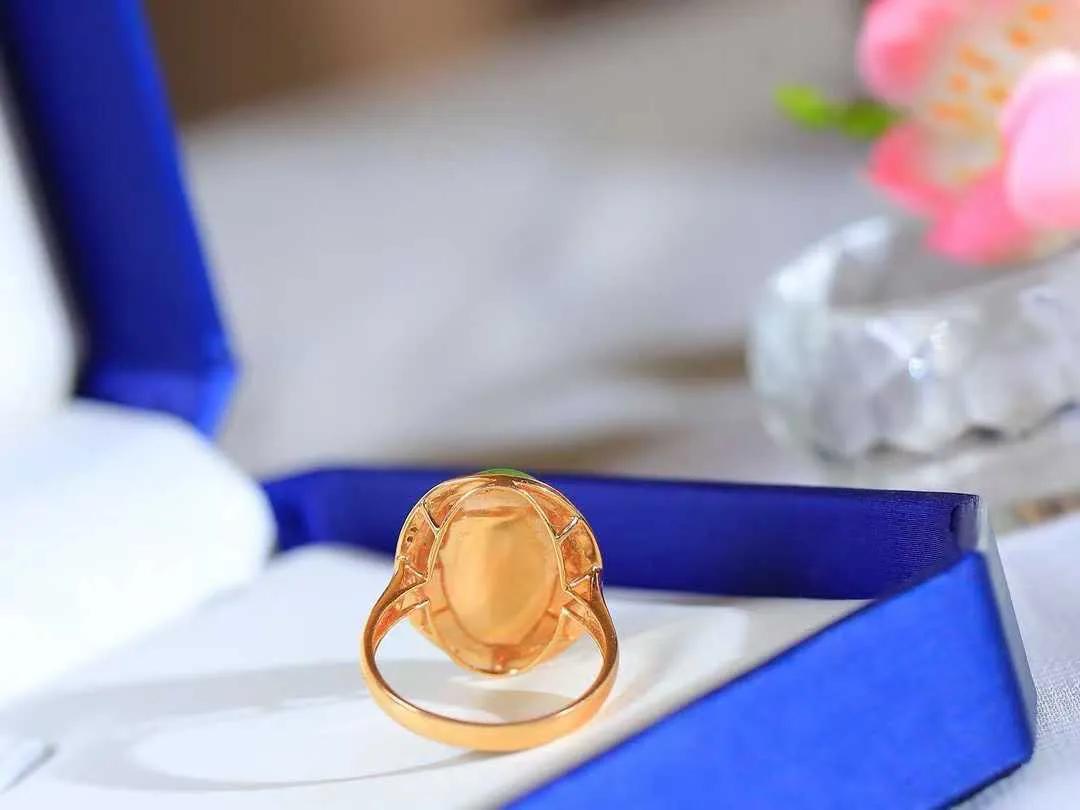 【金镶玉.戒指】

精品和田玉碧玉18k金戒指 玉质细腻温润 油性十足 ，不论时光如何流转变化，这枚戒指始终闪耀着最初的光芒。精工镶嵌18K金 （保真金 可检测贵金属18K金） 重4.5克 尺寸17-16.5-12.8mm 231121436A