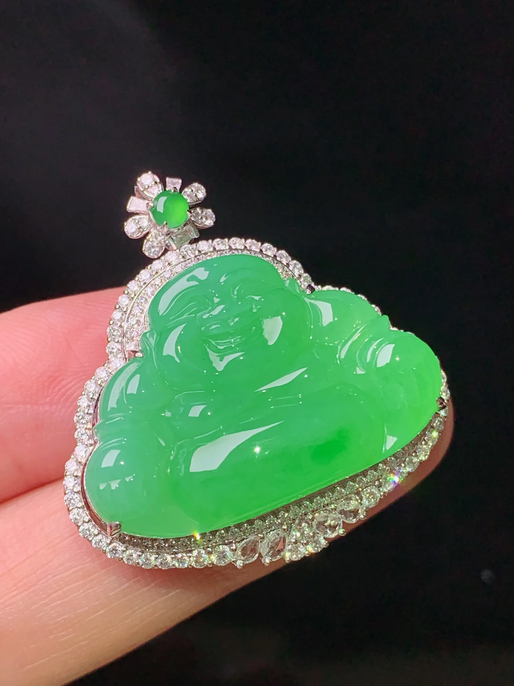 18k金钻镶嵌翠绿佛公吊坠 玉质细腻 色泽清新艳丽 整体尺寸32.3*31*11.6