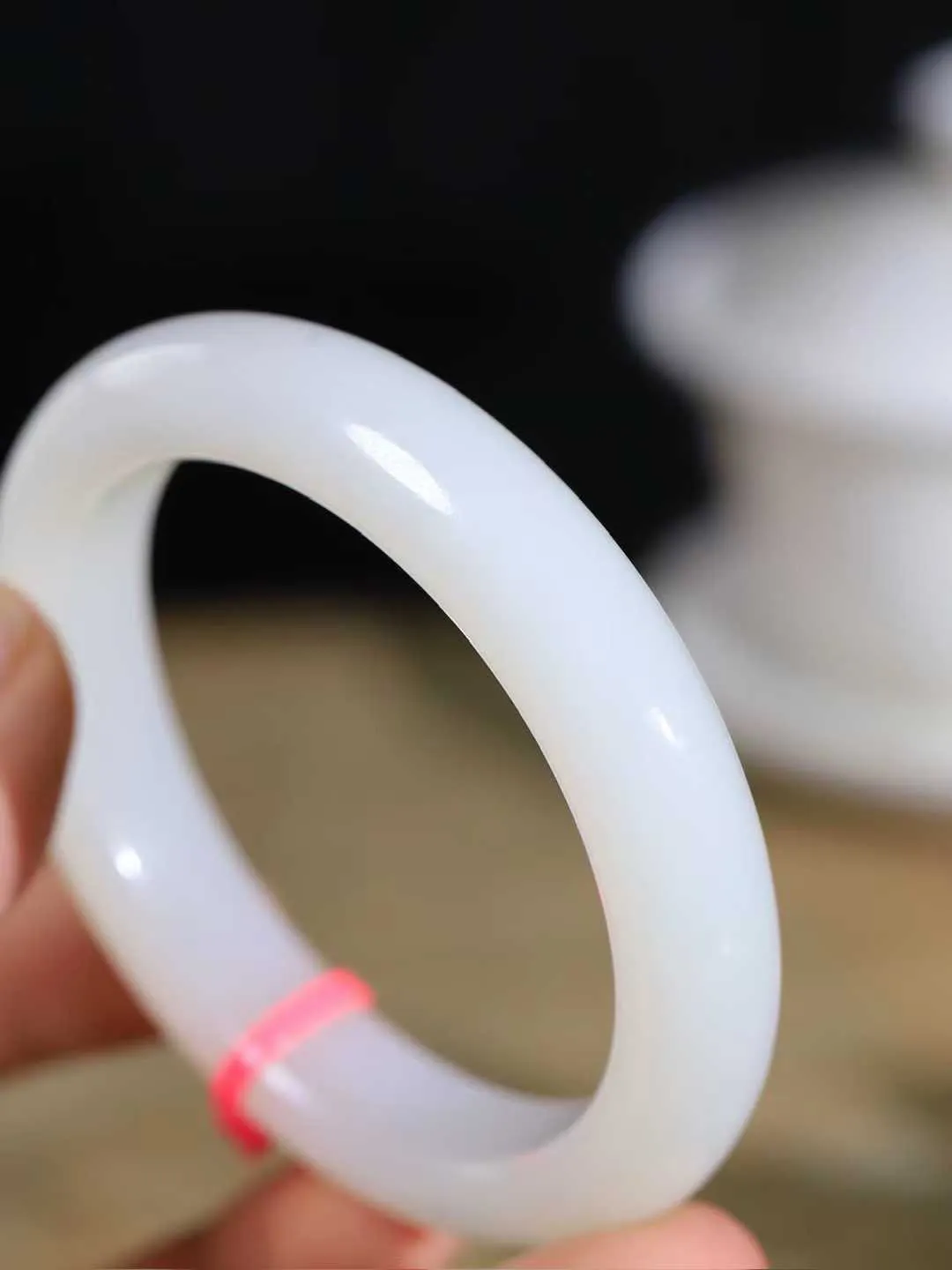 【花样年华·手镯】

精品和田玉白玉手镯，质地油润细腻，色泽高贵典雅，镯型古朴典雅。在诗情画意的雨巷相遇，你是我腕间的一抹风情，有你眸有深情，清风荡漾湖间静水，我愿俯身低眉，在烟波涟漪处，寻你深情倩影。内径56.5mm尺寸12.9-9.3mm 重59.4克fDT-781151441