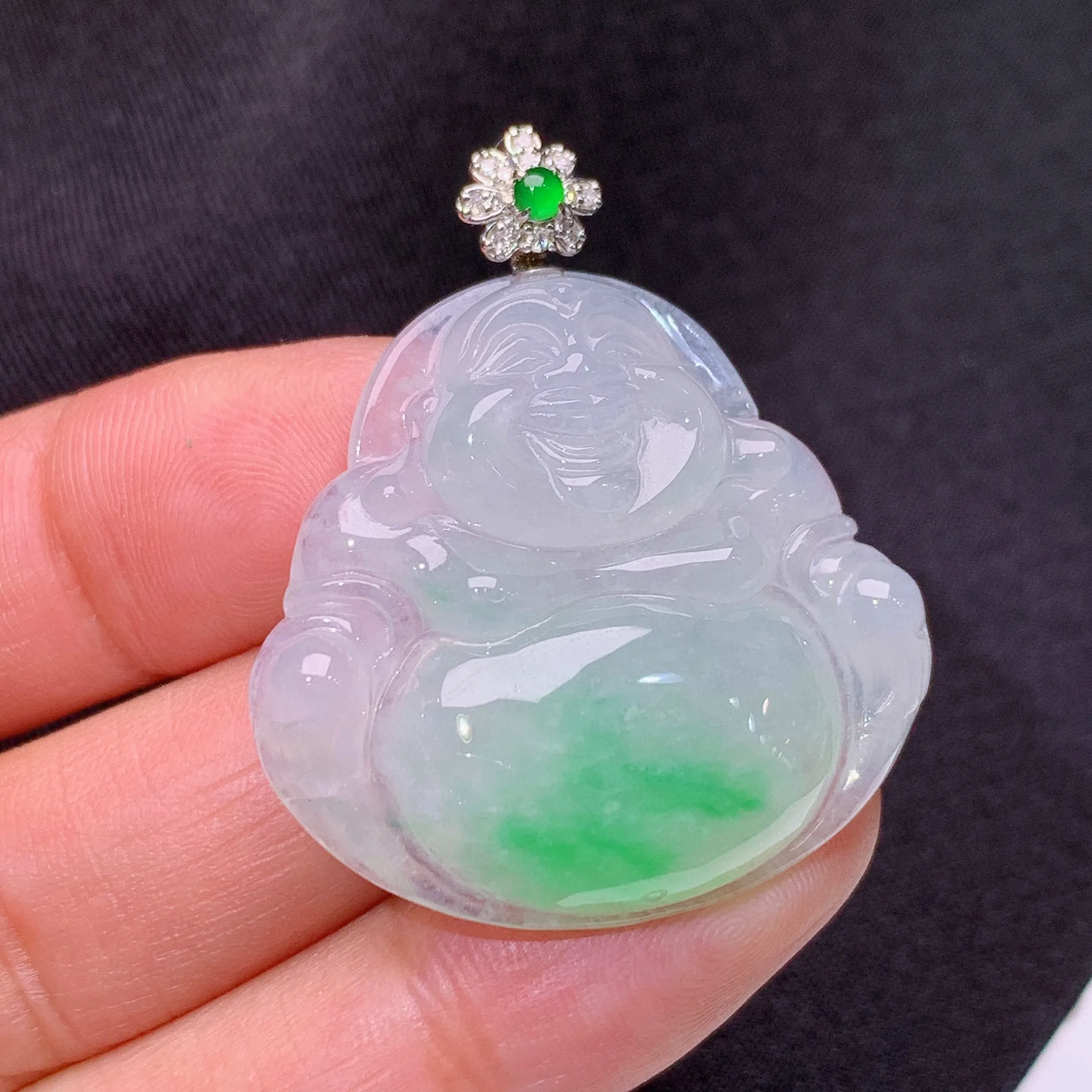 冰飘绿笑佛吊坠，18k金镶嵌，冰润细腻，品相饱满，种水足，整体尺寸36.7*32.1*6.2