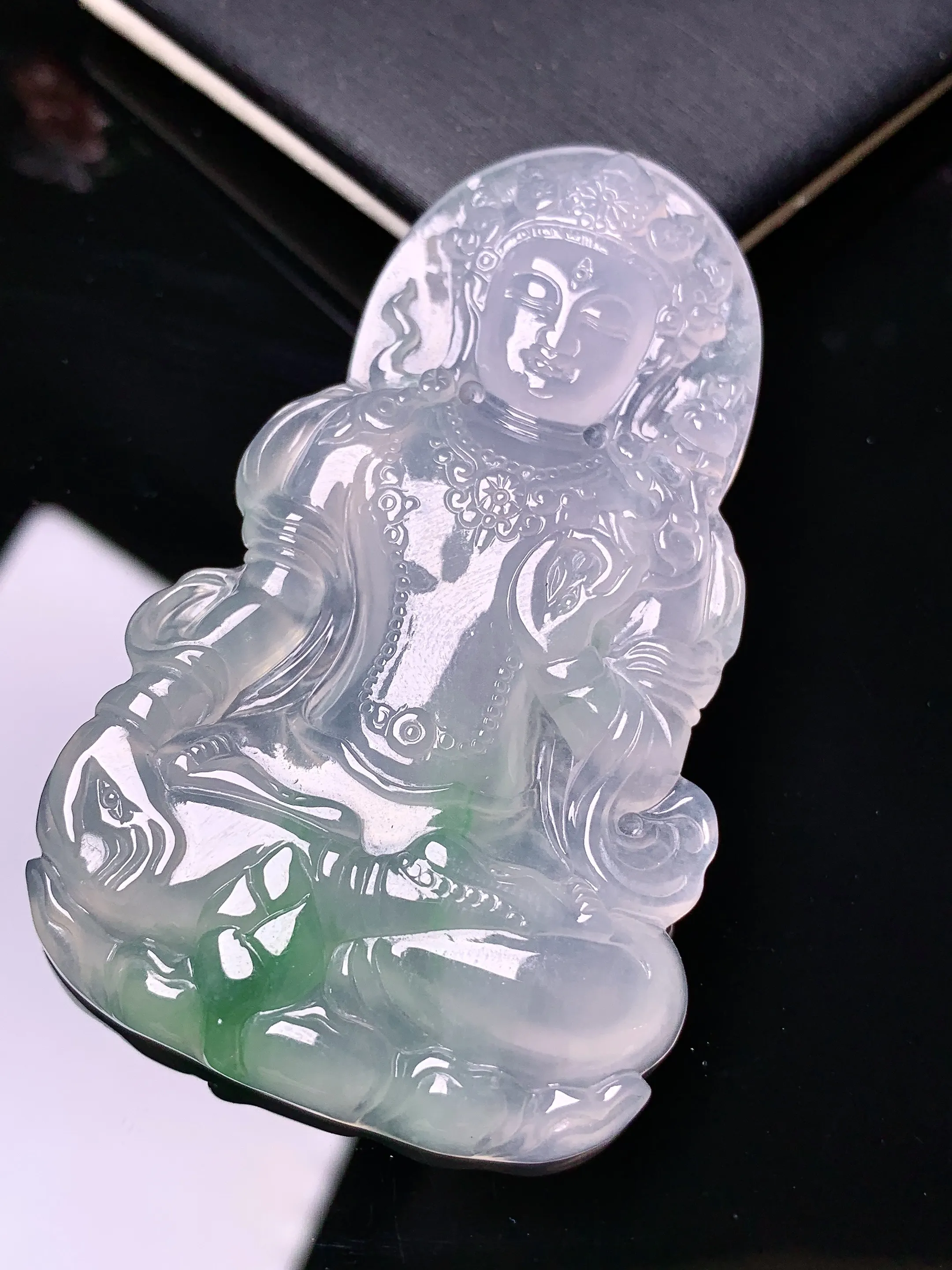 飘绿度母观音菩萨吊坠 玉质细腻 色泽清新艳丽 整体尺寸61.7*37.5*5.5