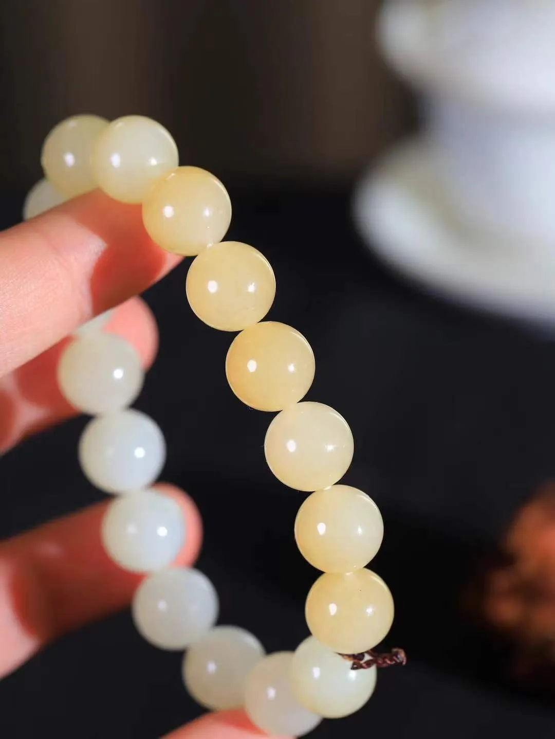 【珠圆玉润.手串】

新疆和田且末料糖白玉珠圆玉润手串 玉质温润细腻  整串打磨圆润，佩戴舒适。珠珠落玉盘，间关莺语花底滑，一生美好时光，无论身在何处，都有它相伴相守。事事顺遂，幸福美满，吉祥如意。重45.5克 尺寸取一12mm FDA-161102286