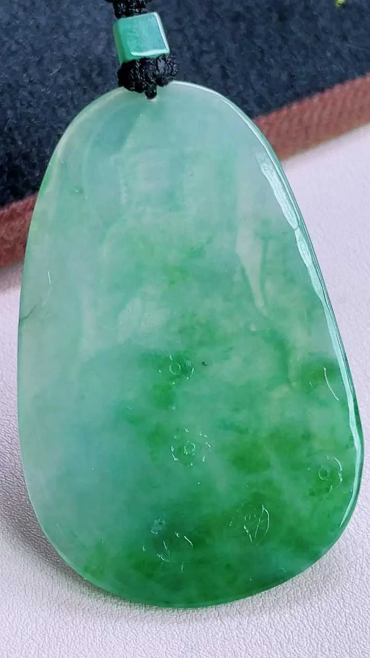 【翡翠名称】老坑种冰飘绿文殊菩萨翡翠挂件
【翡翠尺寸】71/46/5mm
【翡翠描述】缅甸天然翡翠A货，种老水足，玉质细腻，色泽靓丽，性价比高，佩戴效果好！