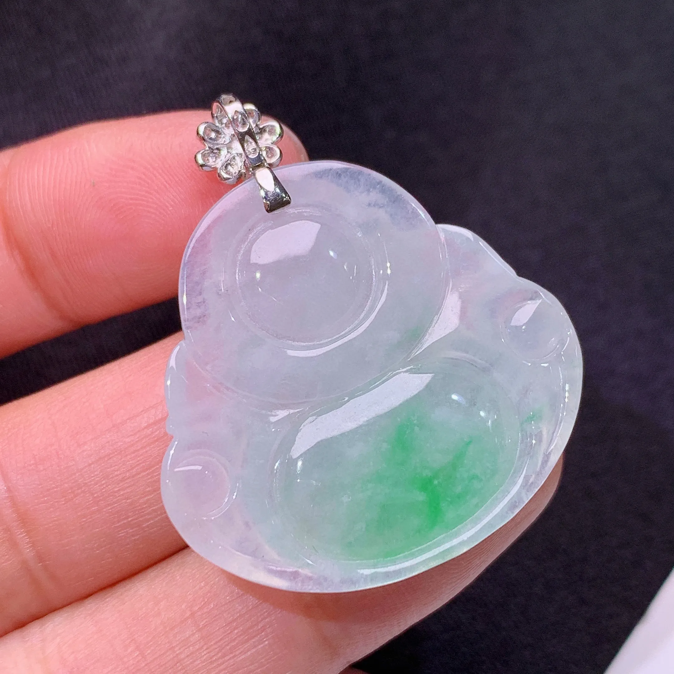 冰飘绿笑佛吊坠，18k金镶嵌，冰润细腻，品相饱满，种水足，整体尺寸36.7*32.1*6.2