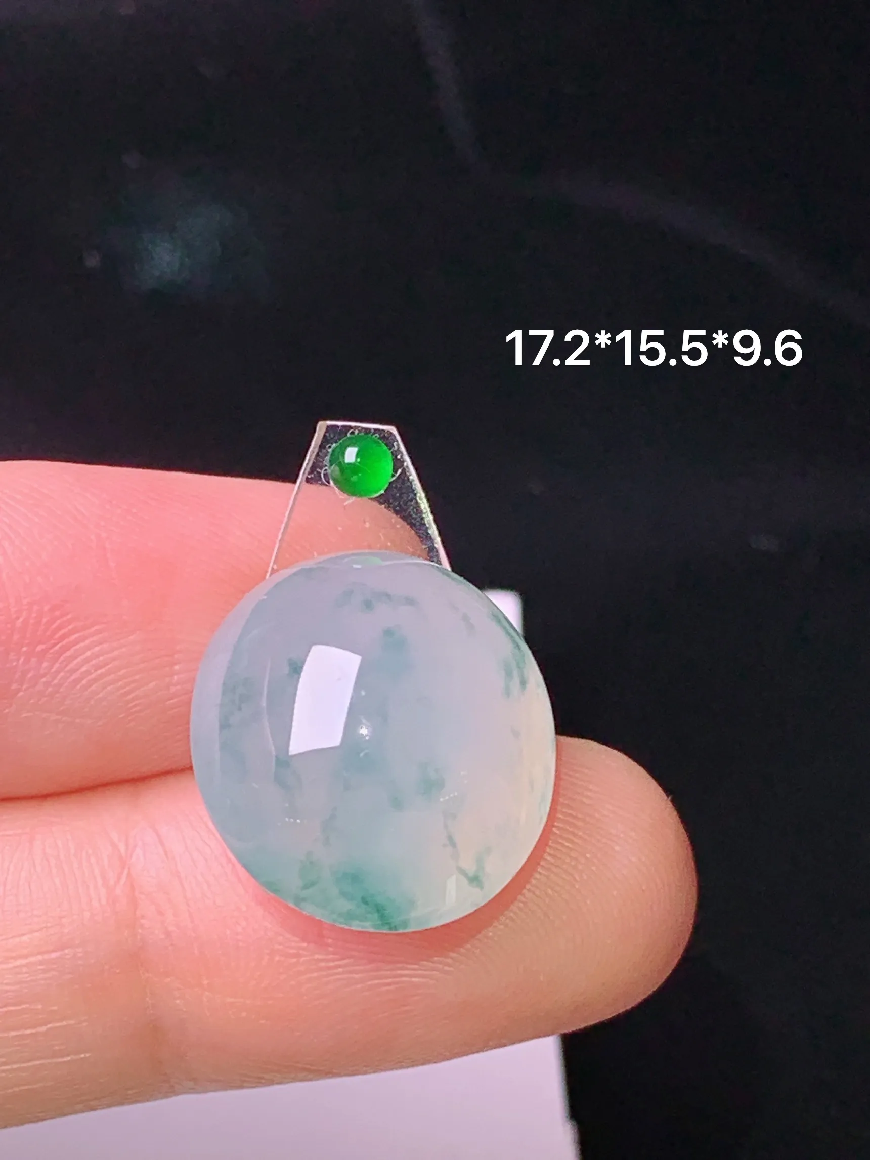 镶嵌款 冰种飘绿蛋面吊坠 玉质细腻 色泽清新艳丽 整体尺寸17.2*15.5*9.6