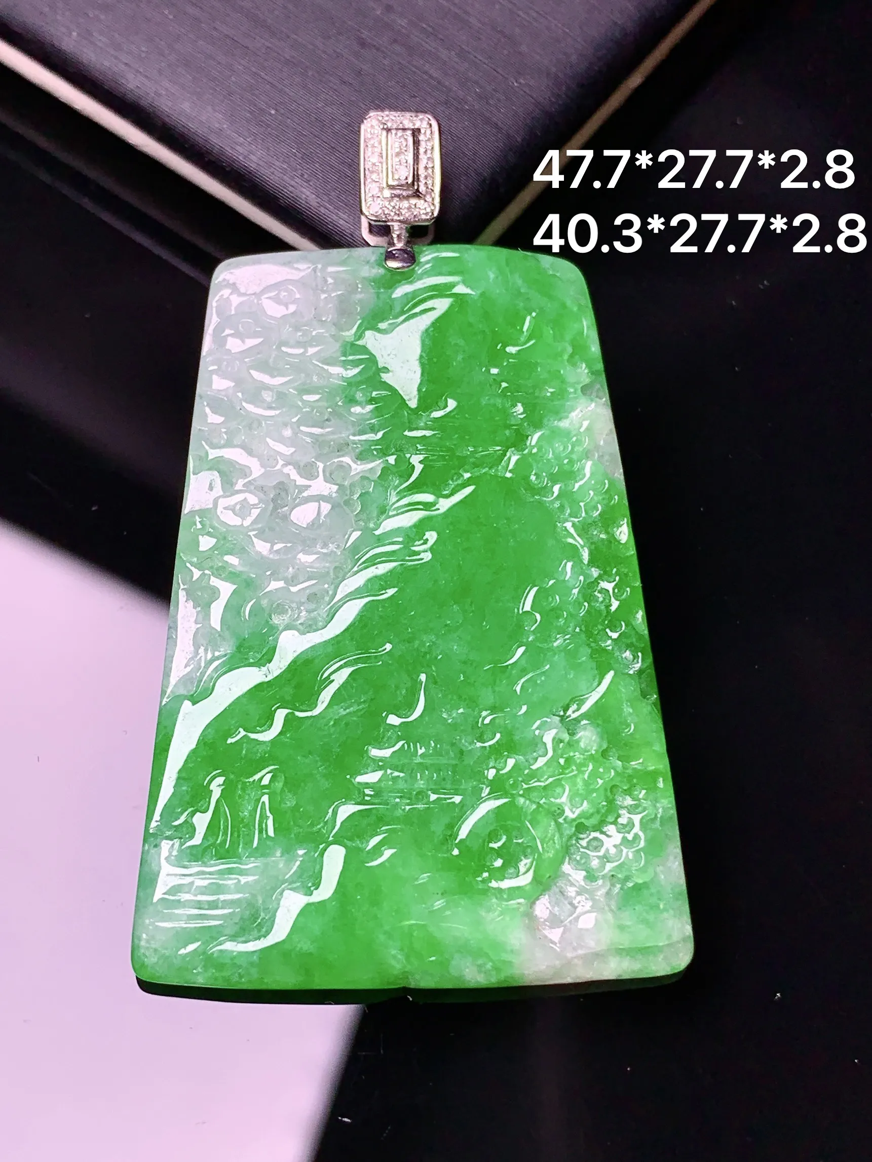18k金钻镶嵌翠绿山水牌子吊坠 玉质细腻 色泽清新艳丽 整体尺寸47.7*27.7*2.8