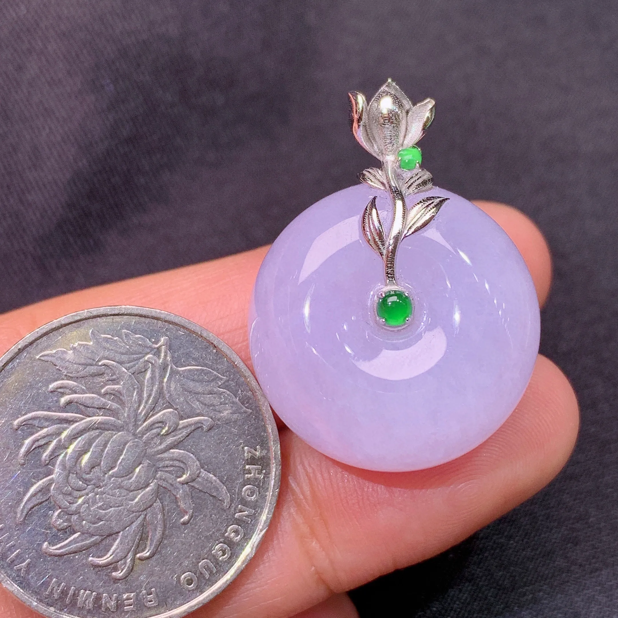 冰紫罗兰平安扣吊坠，18k金镶嵌，温润细腻，颜色鲜艳，整体尺寸29.2*21.8*13