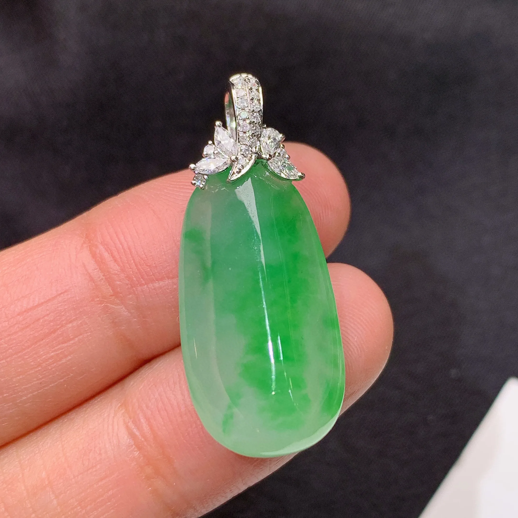 冰飘绿福瓜吊坠，18k金镶嵌，冰润色阳，玉质细腻，种水足，整体尺寸30.7*12.8*6.9