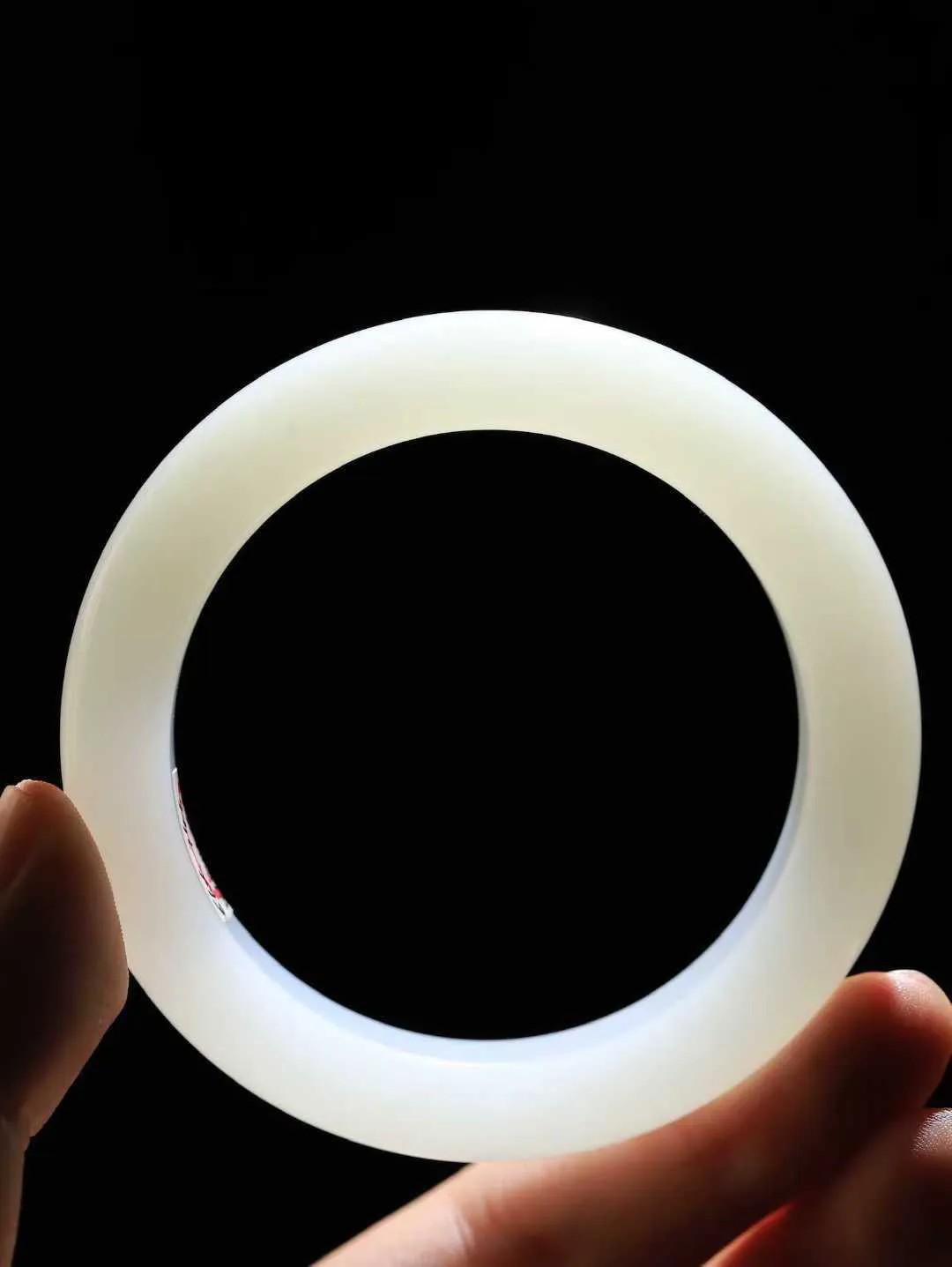 【腕间柔情.手镯】   

收藏级️和田玉白玉手镯 玉质温润细腻 油性十足 古朴秀雅 轻抚岁月的栏杆软香温玉，腕间玉镯轻轻晃动，令人情动心间，撷一缕月末的芬芳，把心思铺陈，时光静美，惟有你最温柔。重74.7克   尺寸56.5-14.3-10.7mm  461101400A