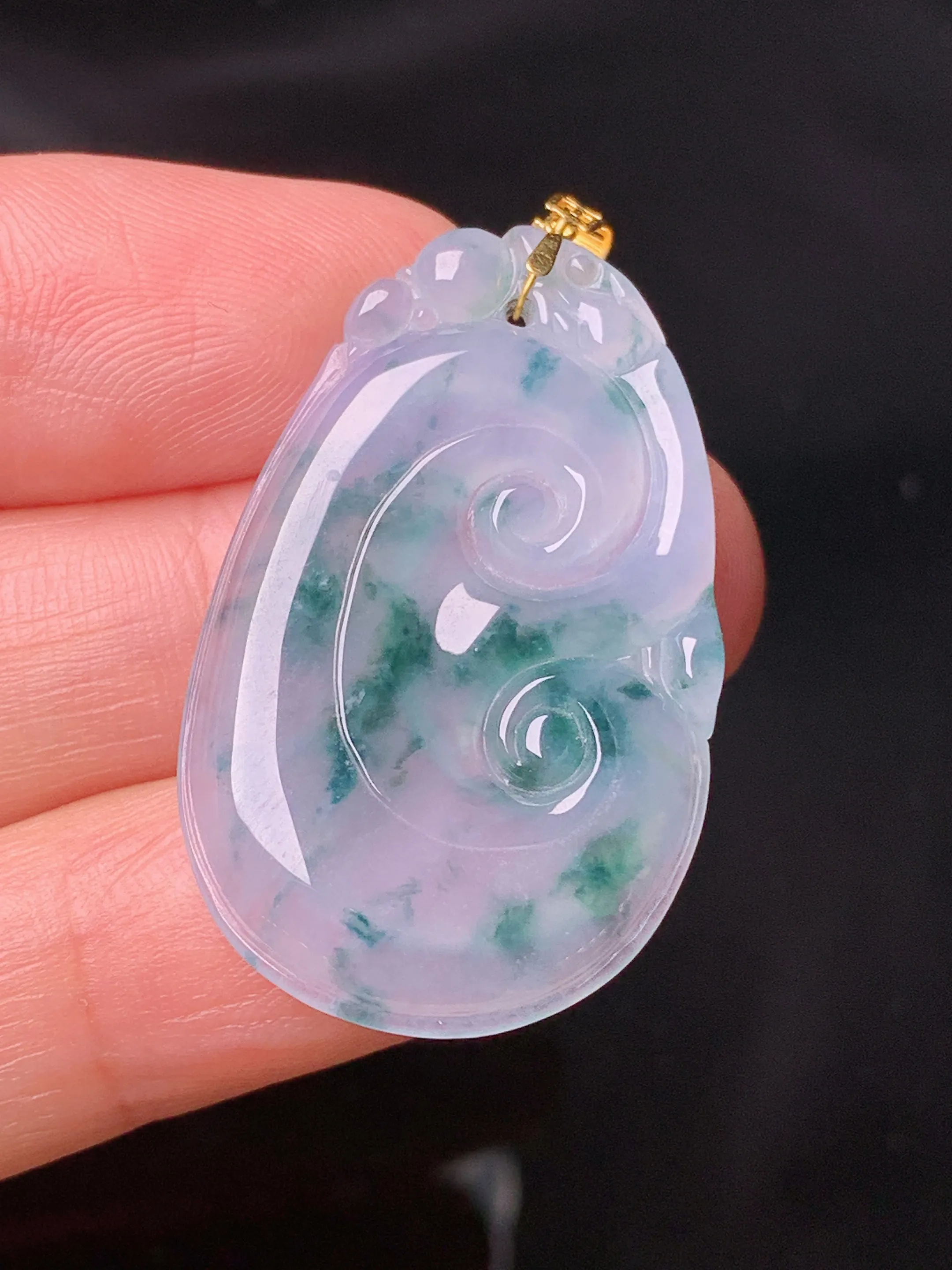 18k金镶嵌飘绿如意吊坠 玉质细腻 色泽清新艳丽 整体尺寸39*21*3.2