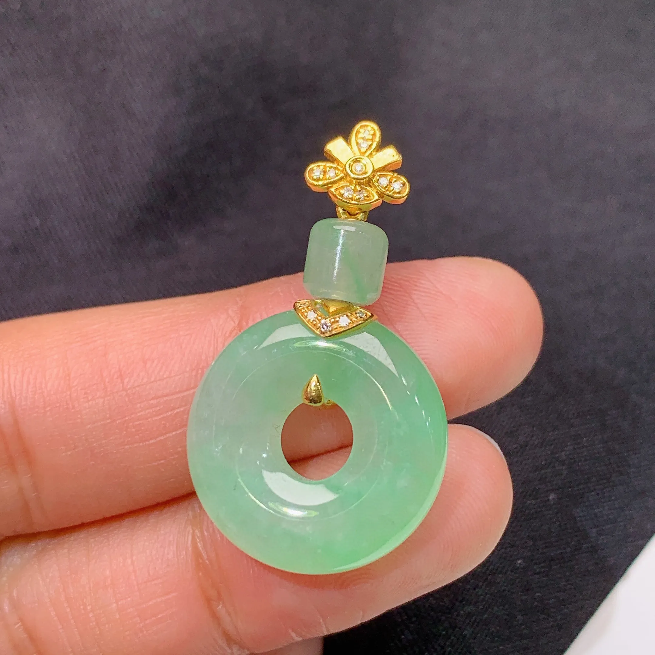 冰飘绿甜甜圈吊坠，18k金镶嵌，冰润色甜，玉质细腻，种水足，整体尺寸32.6*18.8*5.5