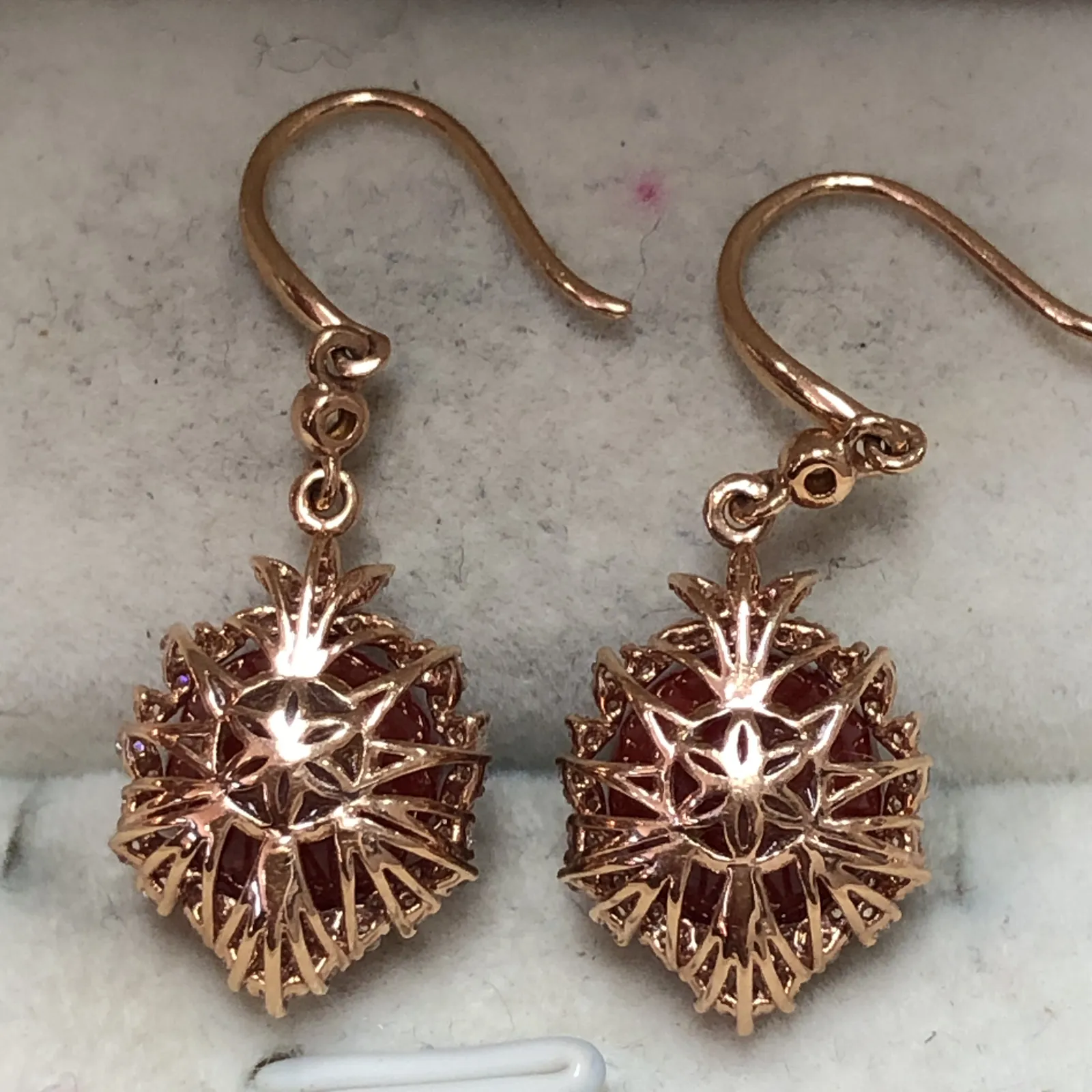 【天然阿卡牛血红珊瑚8.7mm圆珠大钻满钻豪华镶嵌耳坠】可遇不可求！日本深海阿卡材料，天然无添加无优化，牛血红色，裸石尺寸为8.7*8.7*8.7mm，整体尺寸31.2*11.8*10mm，18k金大钻石满钻豪华镶嵌！重量4.71克。高端大气上档次！