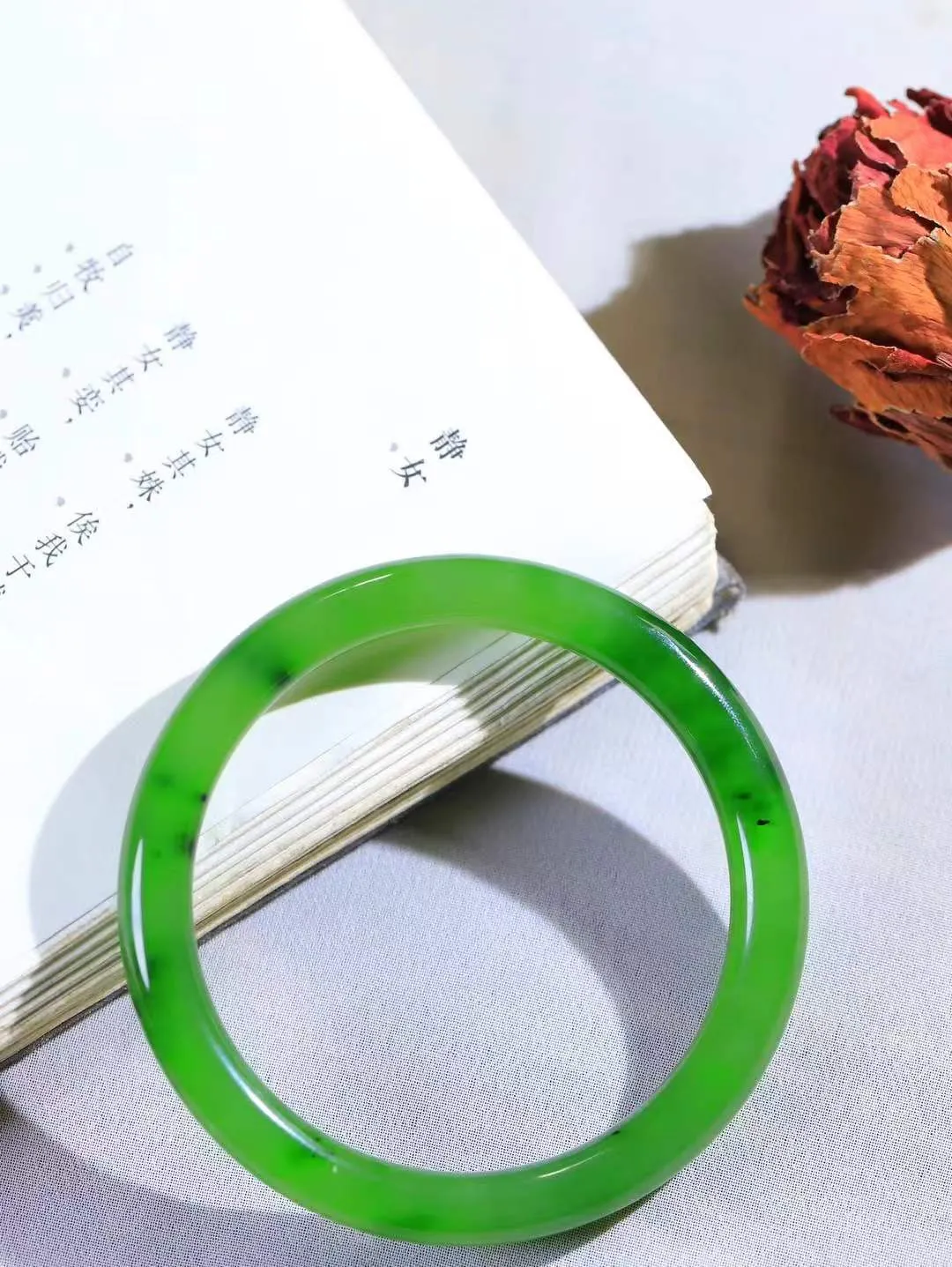 【悠悠芳华.镯】

精品和田玉碧玉圆条手镯 玉质温润 青葱岁月，尽收腕中，婉转流畅，凝岁月悠长。盈一眸恬淡，挽一抹绿意。重31.8克 内径57mm尺寸7.9-7.9mm   861142225A