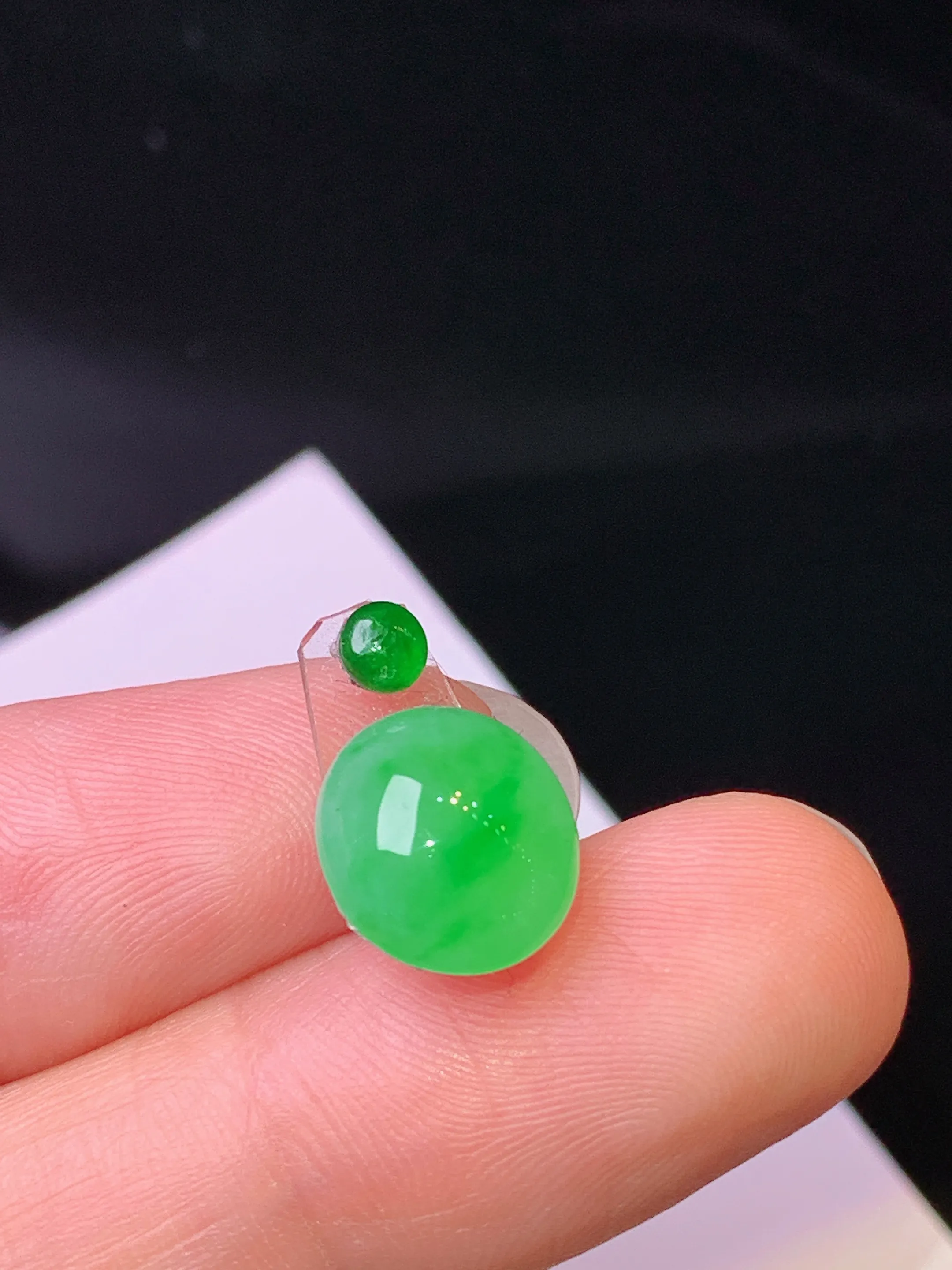 镶嵌款 翠绿蛋面吊坠 玉质细腻 色泽清新艳丽 整体尺寸10*9.5*5