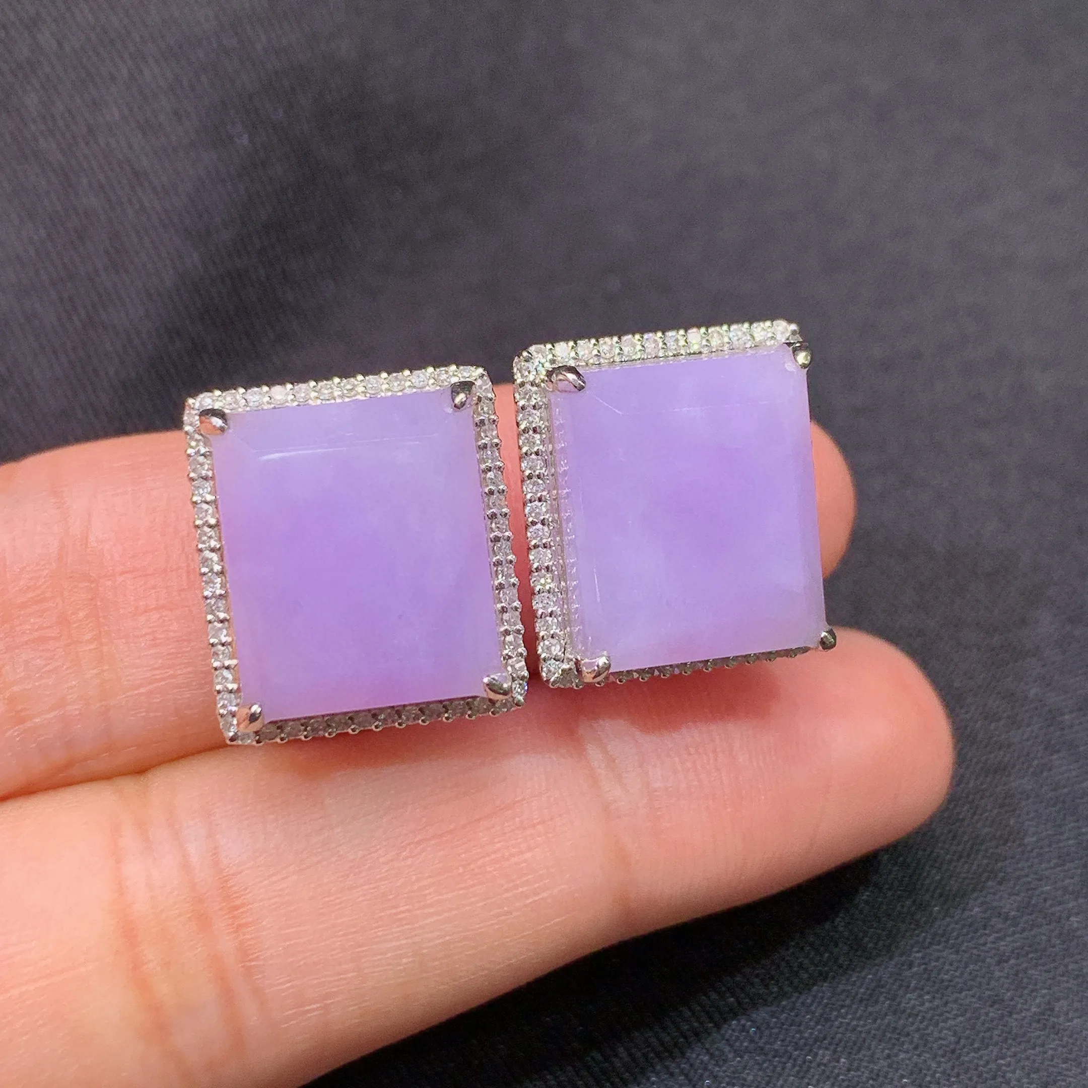 冰紫罗兰马鞍耳扣，18k金镶嵌，温润细腻，颜色鲜艳，裸石尺寸12.9*10.7*3.6