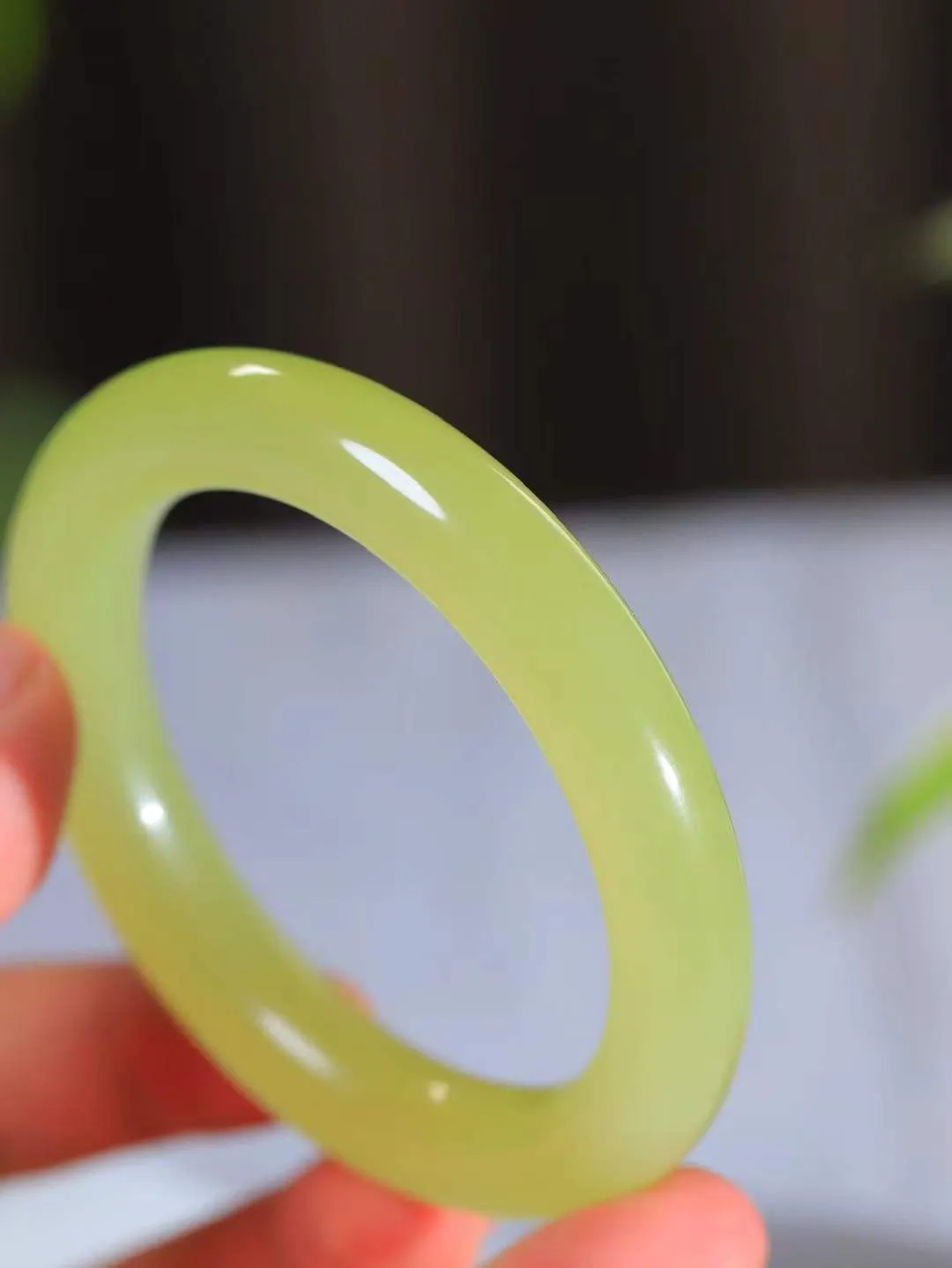 [温润如玉.手镯]

收藏级臻品️和田玉黄口圆条手镯。玉质温润细腻 油性十足 手感舒适，高华雅逸，线条流畅，简约大气，美自天成，素雅高贵。佩戴于腕间，婉约之美，举手投足间透出那份低调奢华。重62.7克 内径56mm尺寸11.2-11mm FDA-121172297