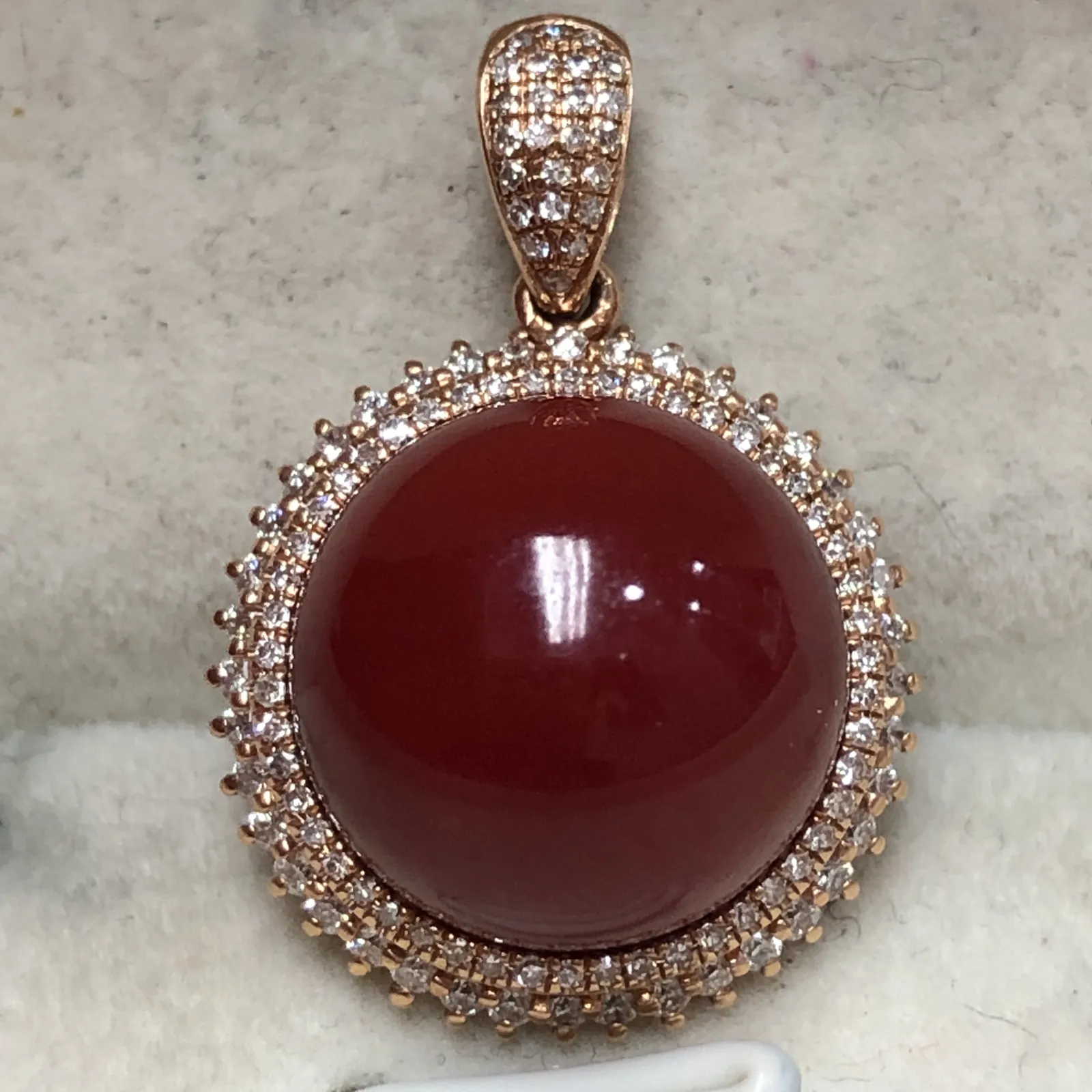 【天然牛血红珊瑚12.2mm圆珠豪气吊坠】传承佩戴收藏！天然无添加，无优化，日本阿卡材料，颜色赤血牛血红色，18k金双层钻石满钻镶嵌，吊坠裸石尺寸12.2*12.2mm，整体尺寸23.8*16.2*13.2mm，重量为4.53克。没有白芯没有虫眼！