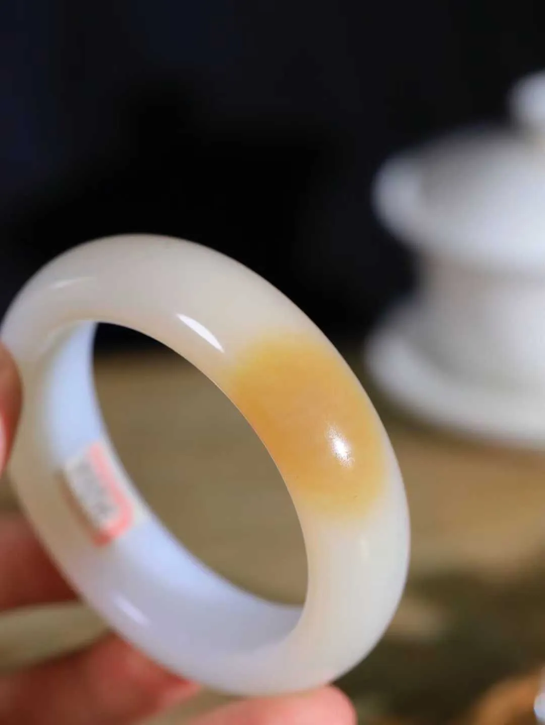 【暖玉生香·手镯】

收藏级臻品️和田玉糖白玉手镯，质地油润细腻，色泽高贵典雅，镯型古朴典雅。在诗情画意的雨巷相遇，你是我腕间的一抹风情，有你眸有深情，清风荡漾湖间静水，我愿俯身低眉，在烟波涟漪处，寻你深情倩影。内径58mm 尺寸18.5-9.9mm 重96.3克451101432A