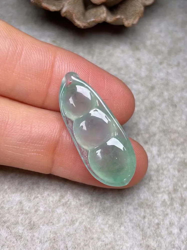 冰种飘绿【福豆】吊坠，种水好，玉质细腻 ，卖相好‘